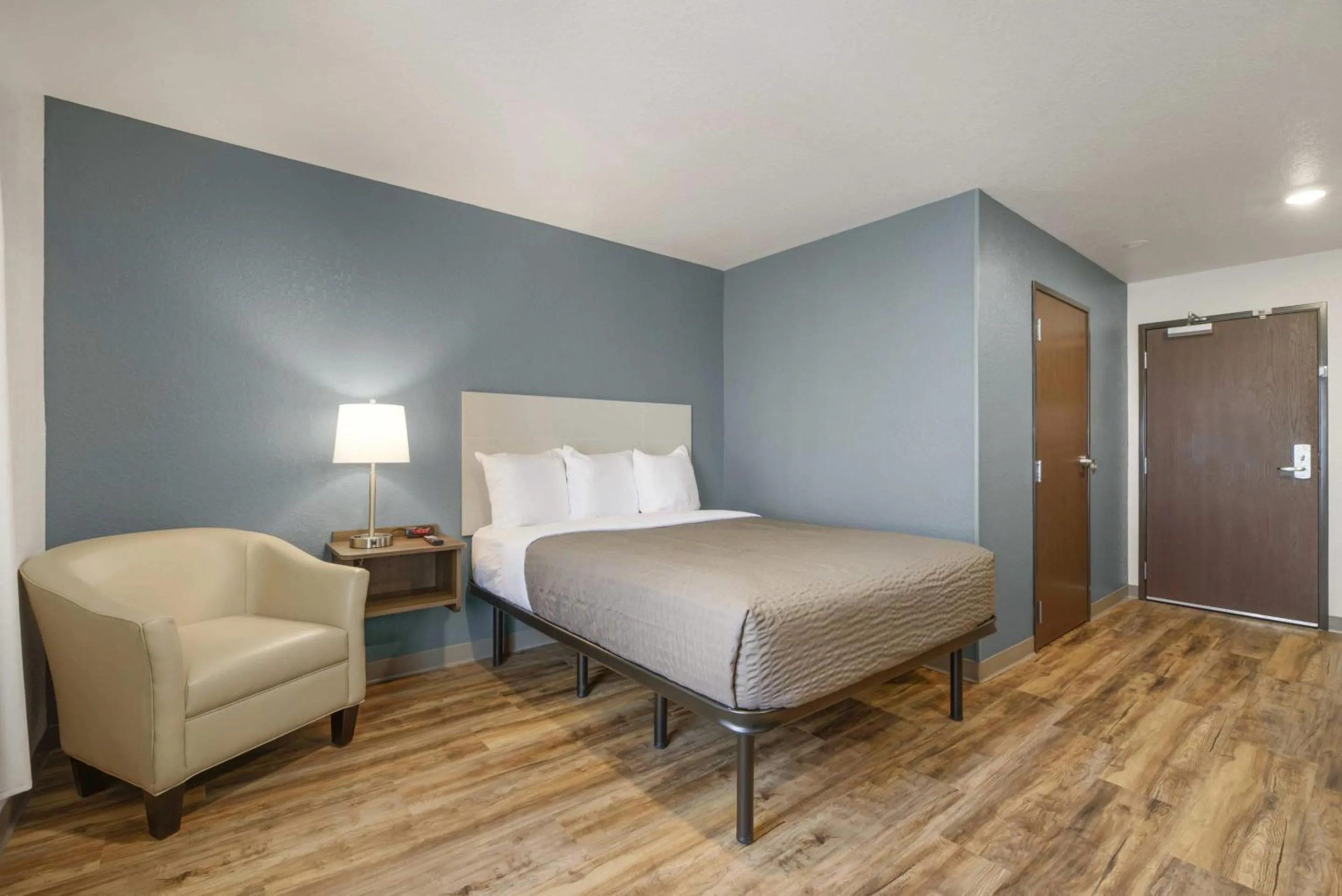 Bedroom, Bed in WoodSpring Suites Orlando I-4 & Convention Center