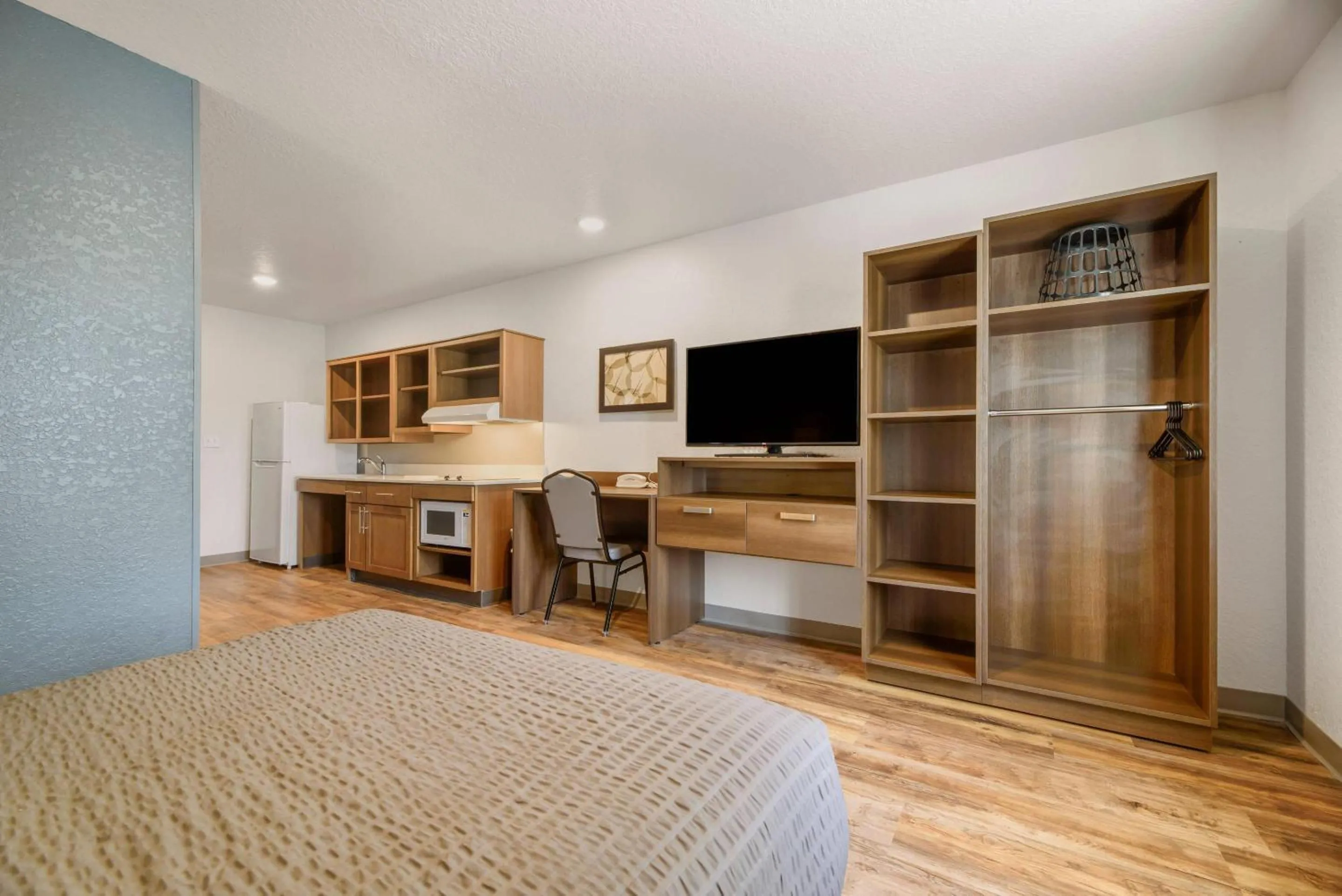 Bedroom, Bed in WoodSpring Suites Orlando I-4 & Convention Center