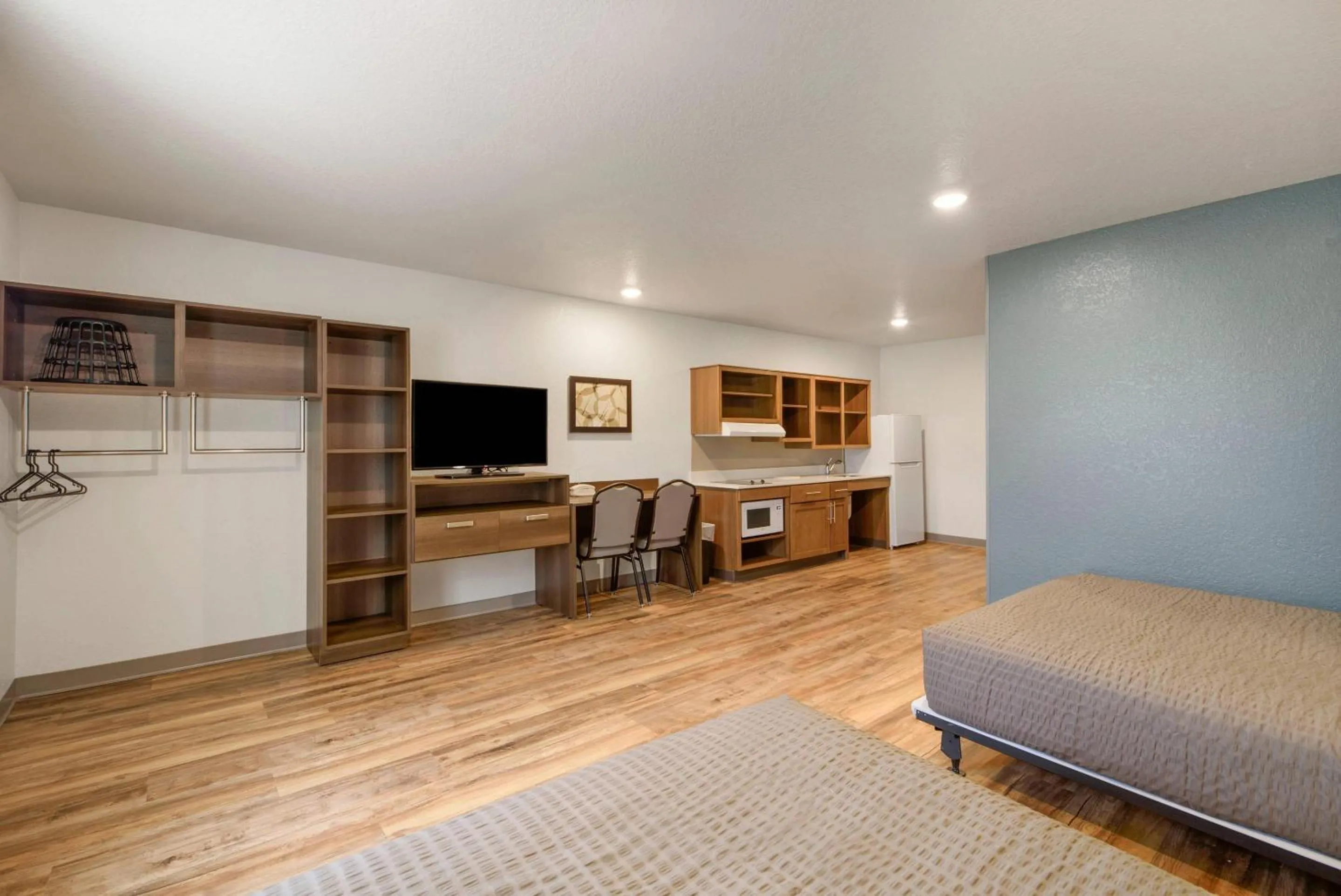 Bedroom, Bed in WoodSpring Suites Orlando I-4 & Convention Center