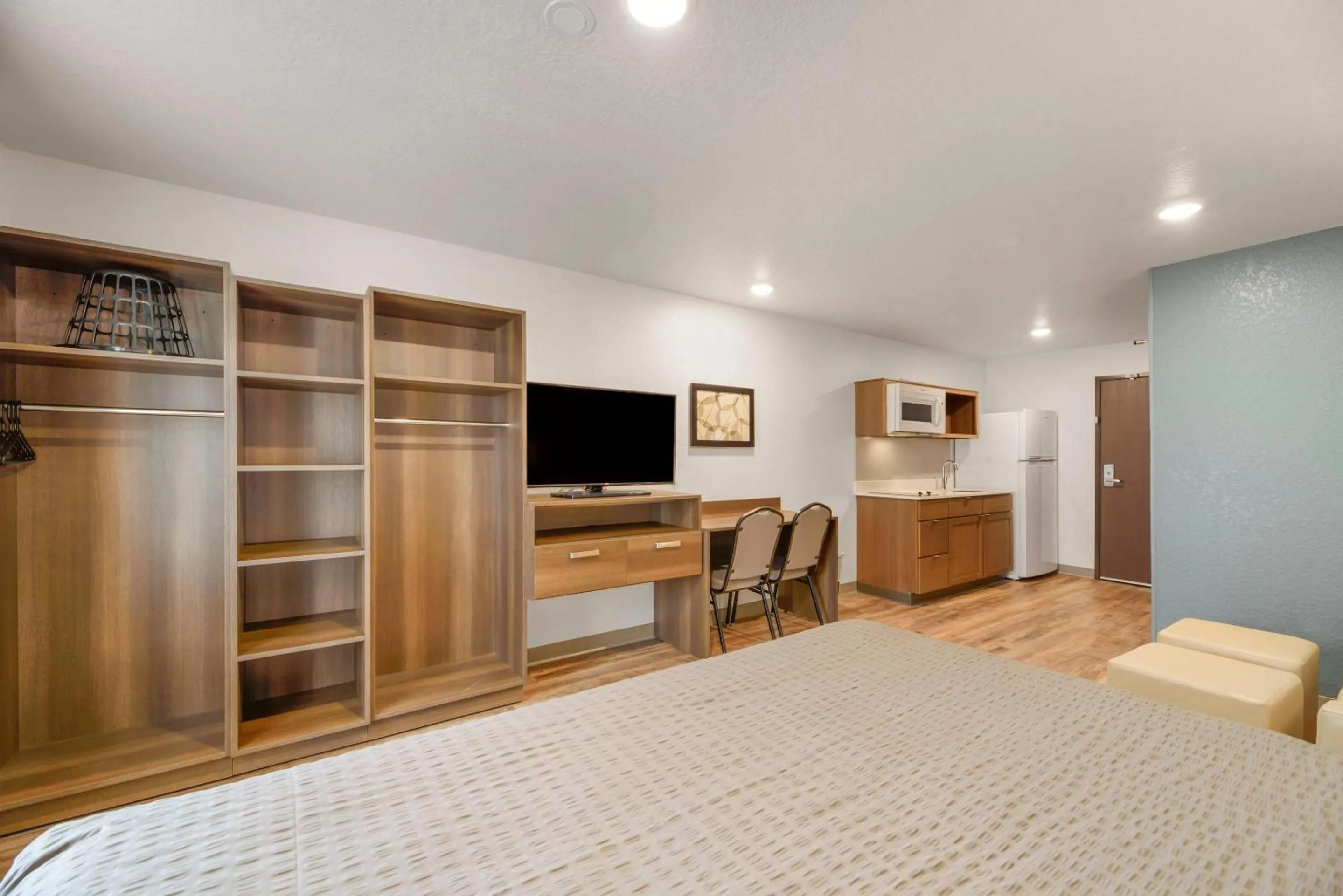 Bedroom, Bed in WoodSpring Suites Orlando I-4 & Convention Center