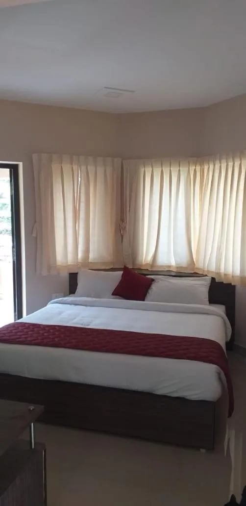 Bed in Bogar Palace Kodaikanal