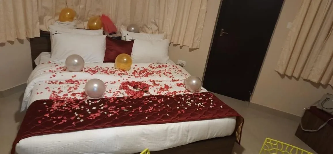 Bed in Bogar Palace Kodaikanal