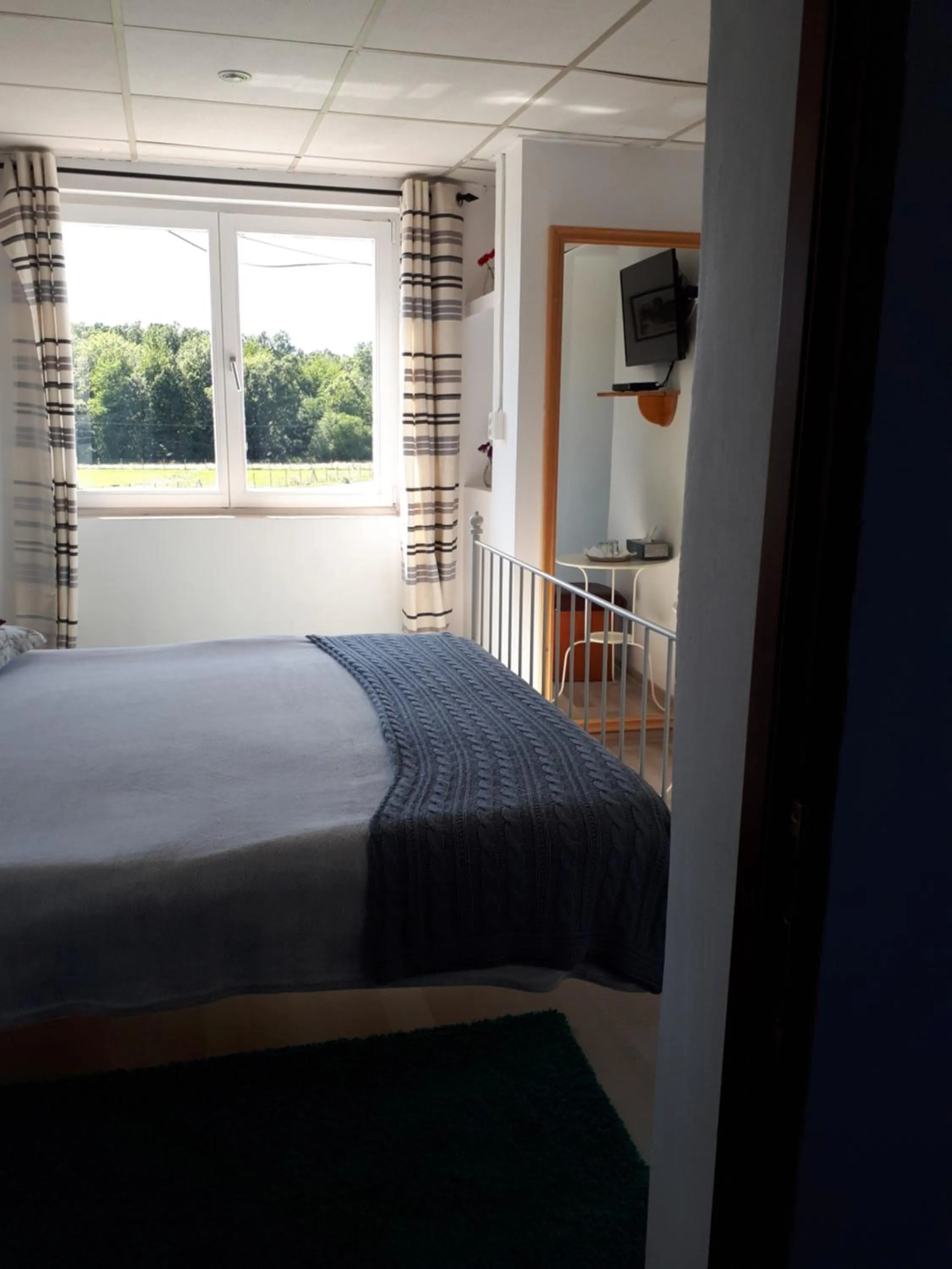 Photo of the whole room, Bed in Motel Traffic