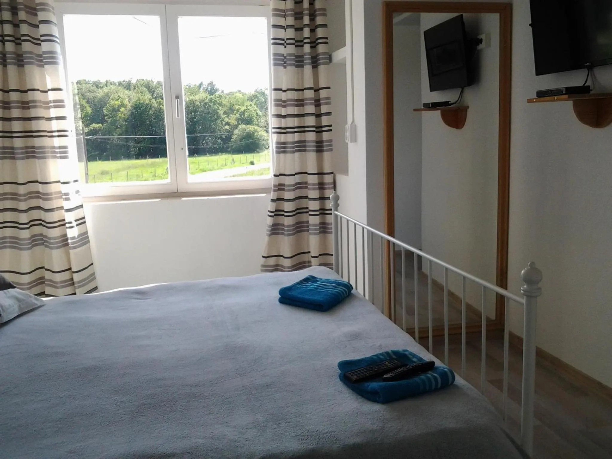 Landmark view, Bed in Motel Traffic