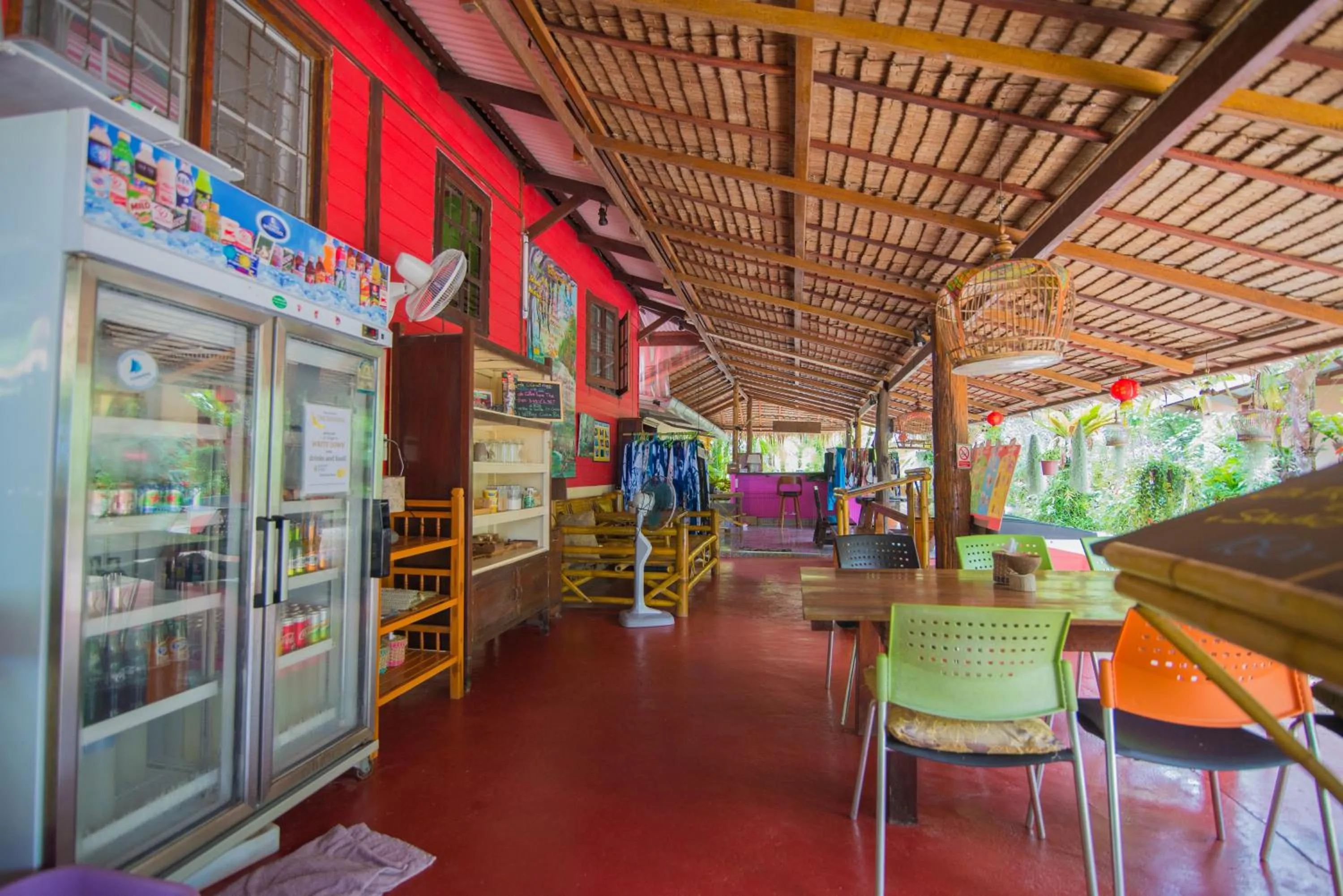 Restaurant/places to eat in Bananas Resort & Restaurant