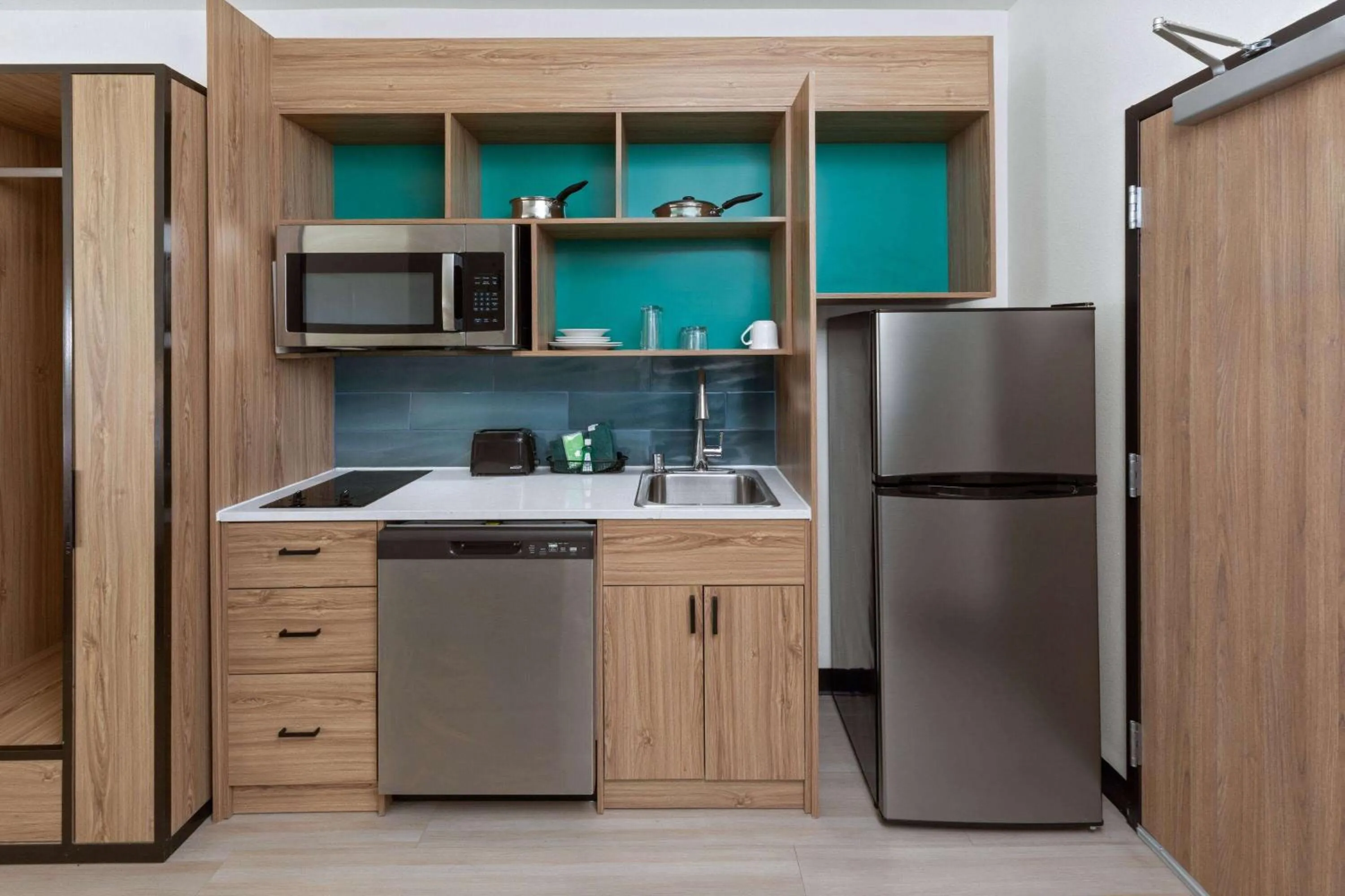 Kitchen or kitchenette in La Quinta Inn & Suites by Wyndham El Paso East Loop-375