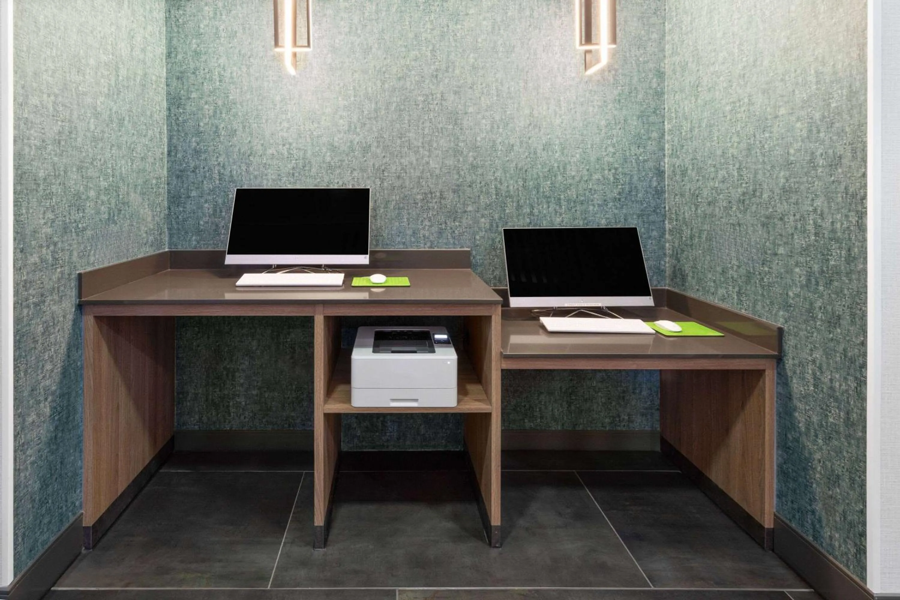 Food and drinks in La Quinta Inn & Suites by Wyndham El Paso East Loop-375