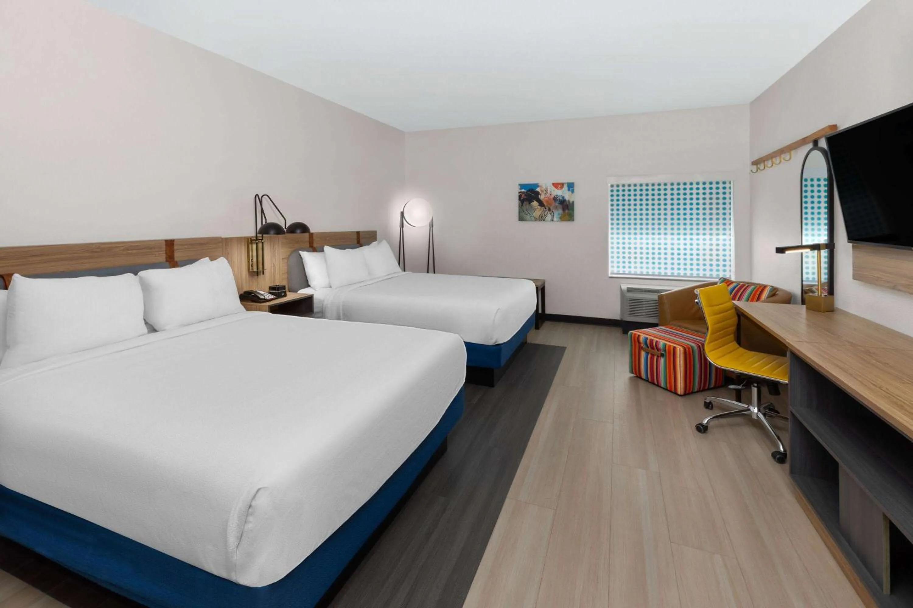 Bed in La Quinta Inn & Suites by Wyndham El Paso East Loop-375