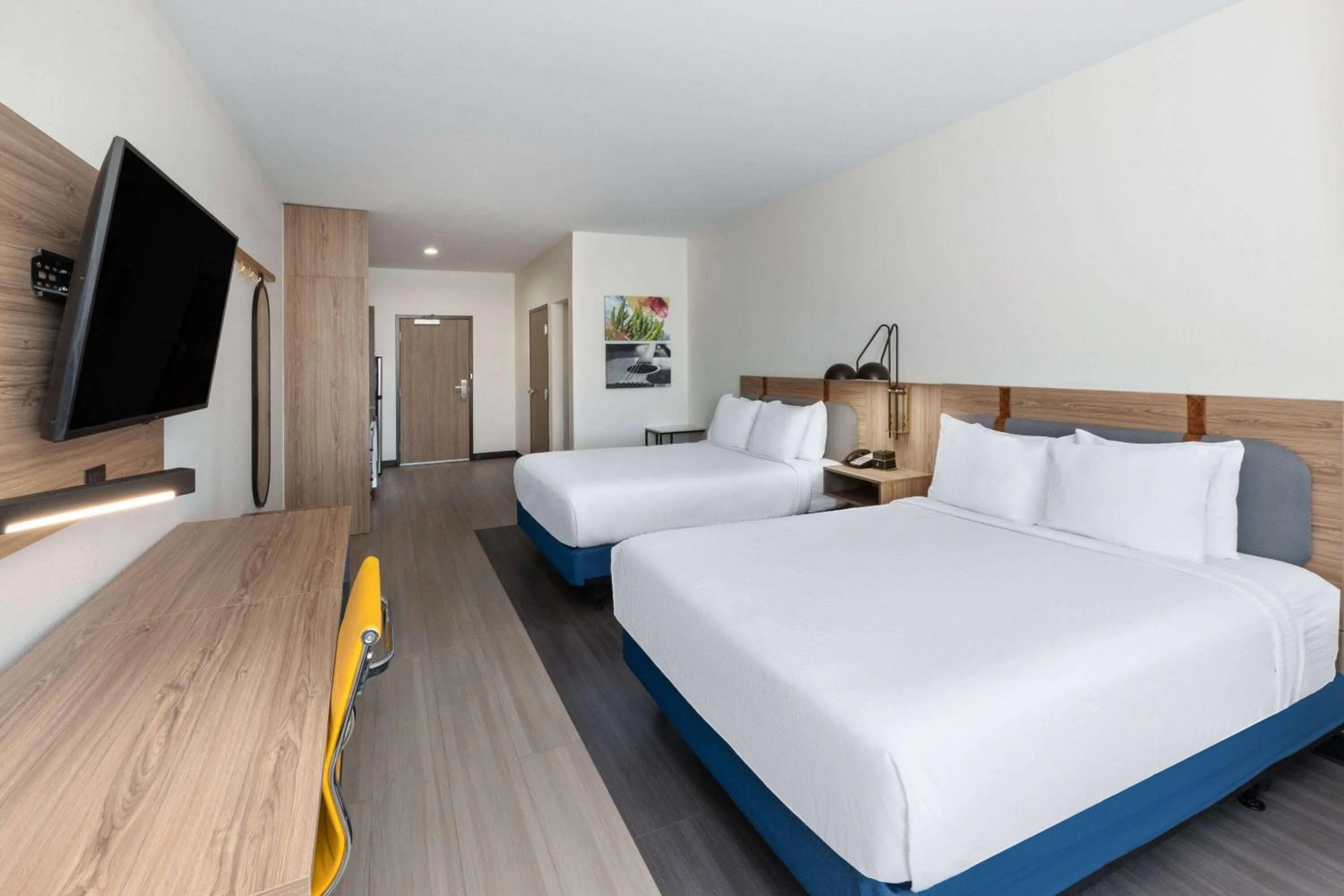 Photo of the whole room, Bed in La Quinta Inn & Suites by Wyndham El Paso East Loop-375