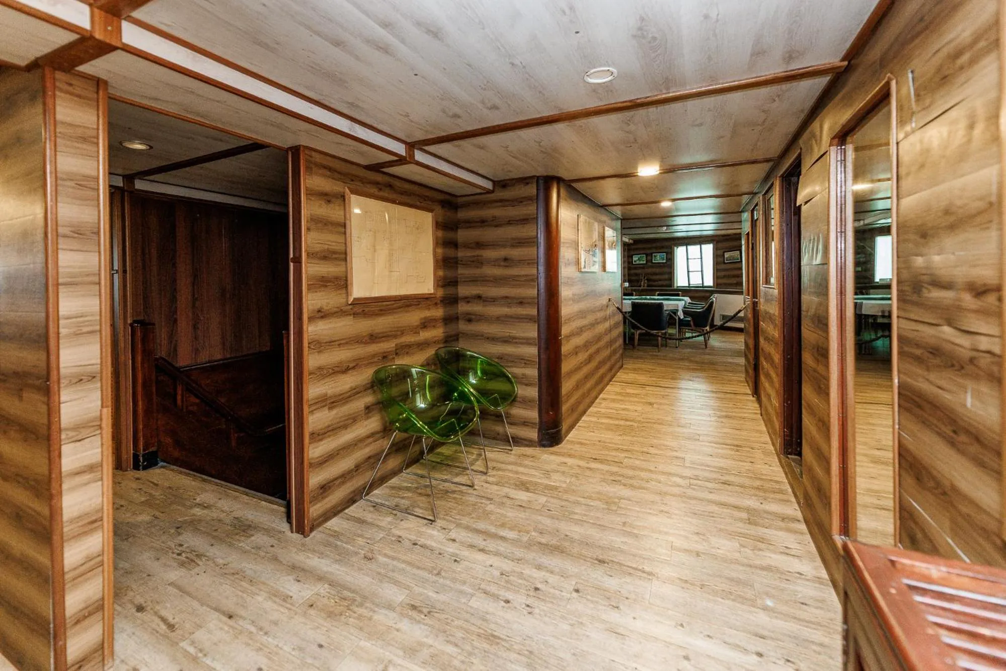 Restaurant/places to eat in Botel Marina