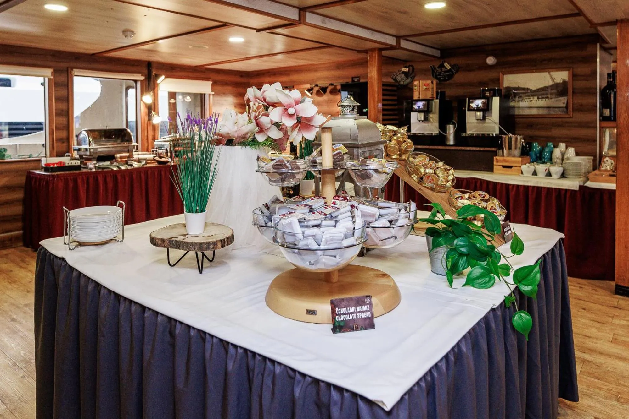 Food and drinks in Botel Marina