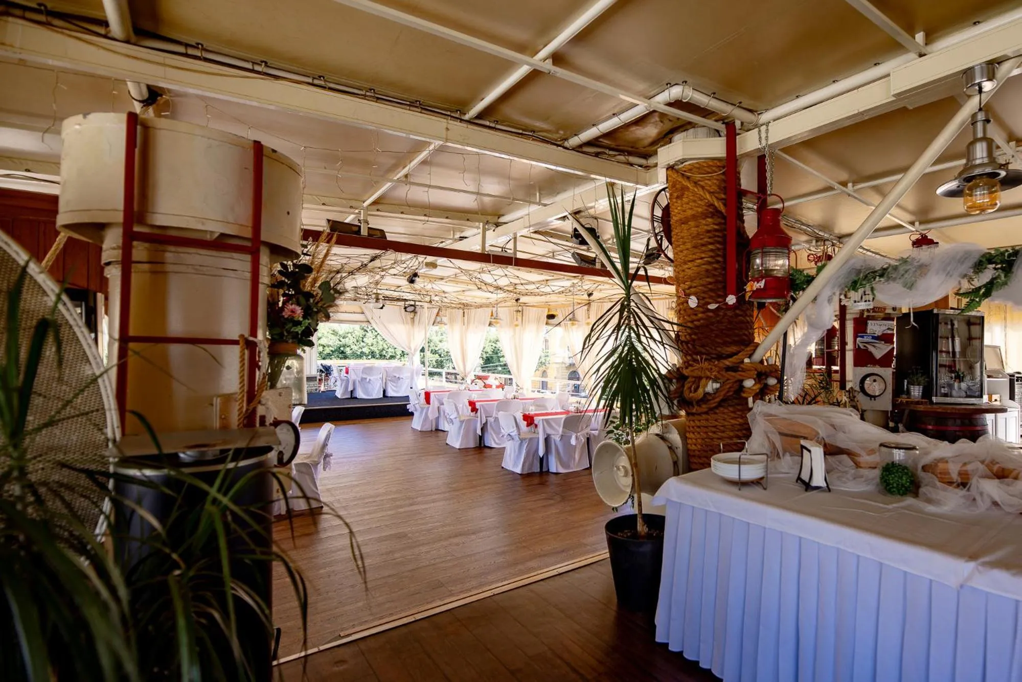 Restaurant/places to eat in Botel Marina