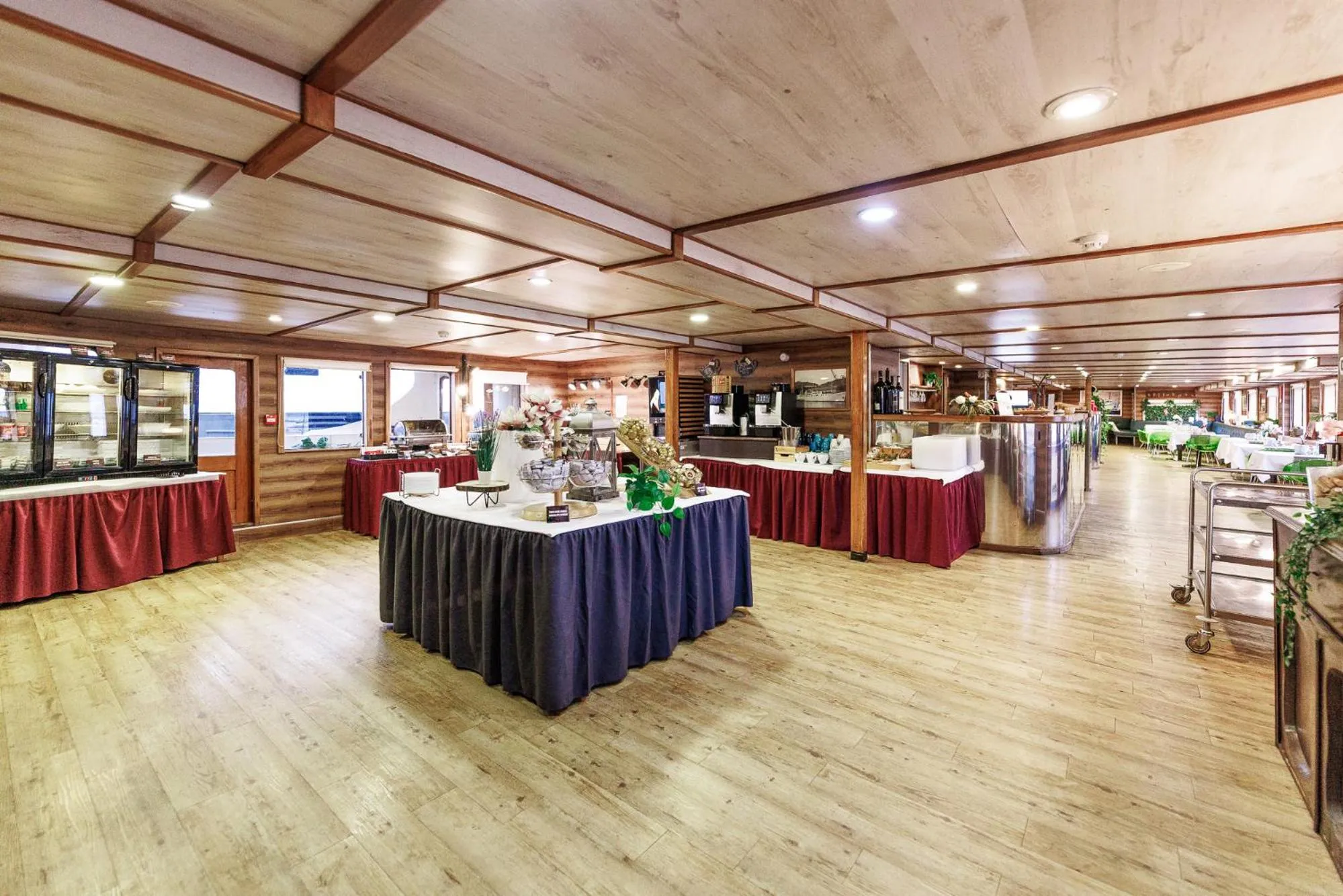 Food and drinks in Botel Marina