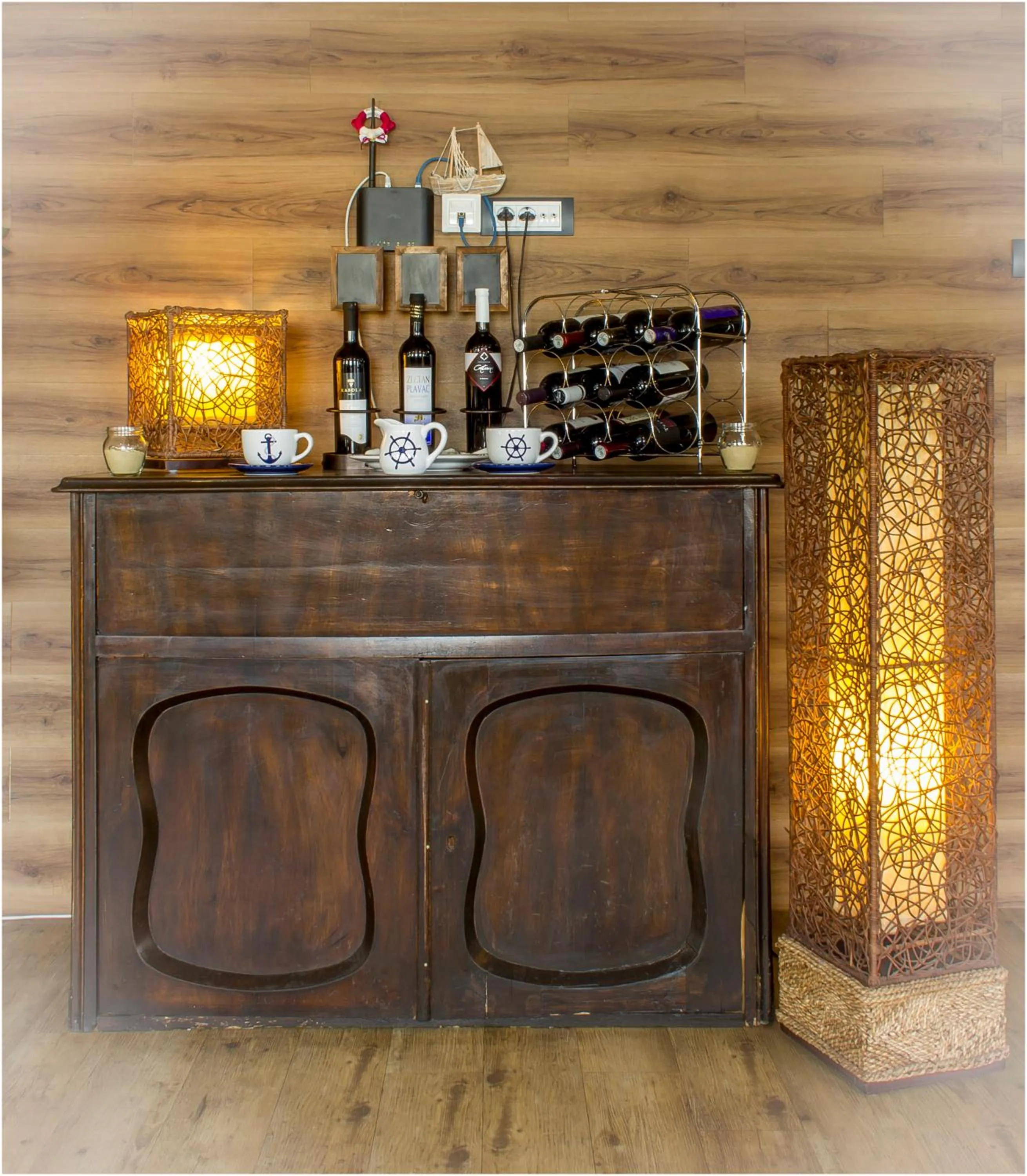 Restaurant/places to eat in Botel Marina