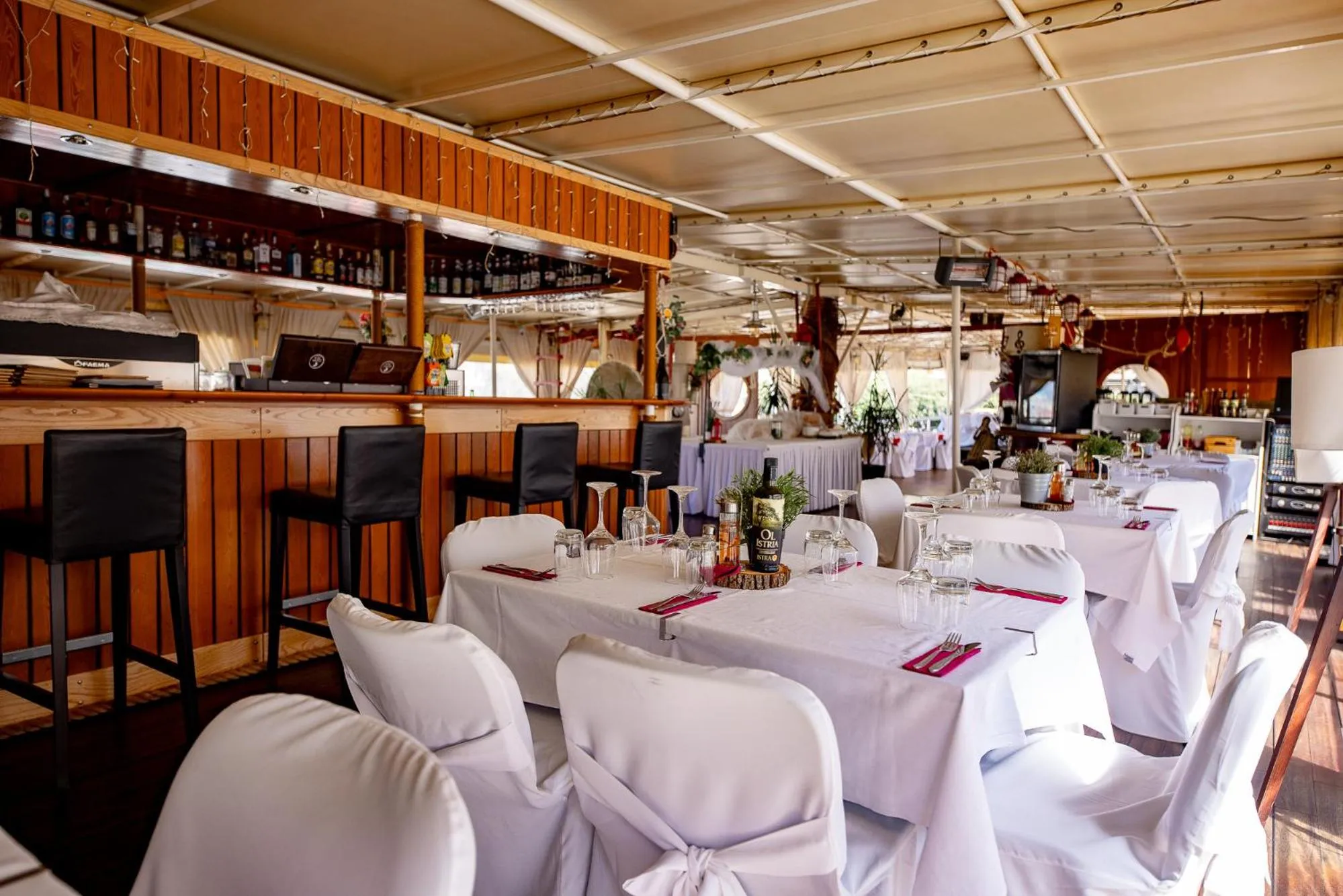Restaurant/places to eat in Botel Marina
