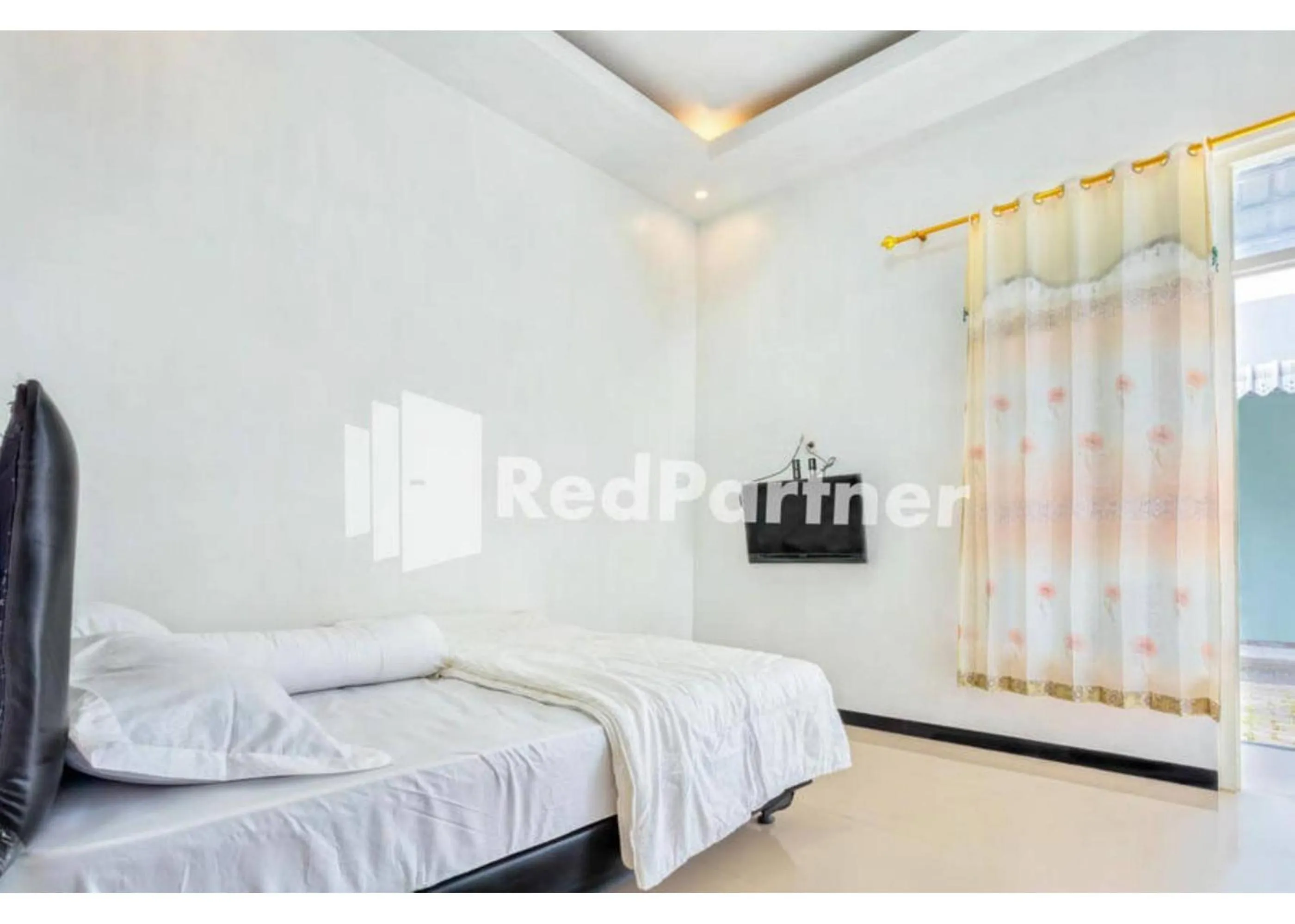 Bed in Griya Rahayu Guesthouse Mitra RedDoorz near Jatim Park 2 Batu