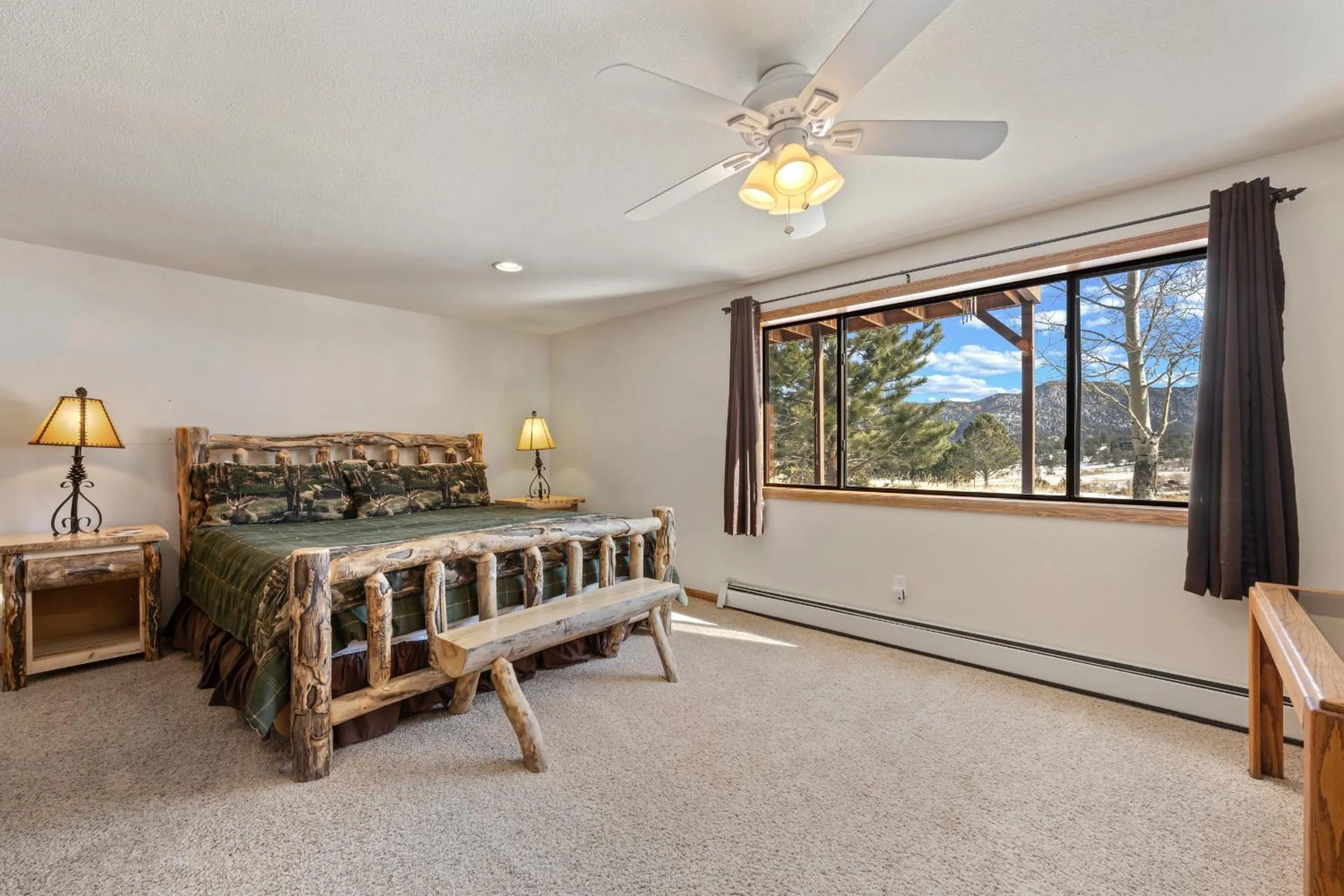 Bed in Lily Mountain Lodge - Amazing Mountains Views, Private Hot Tub, Great Location