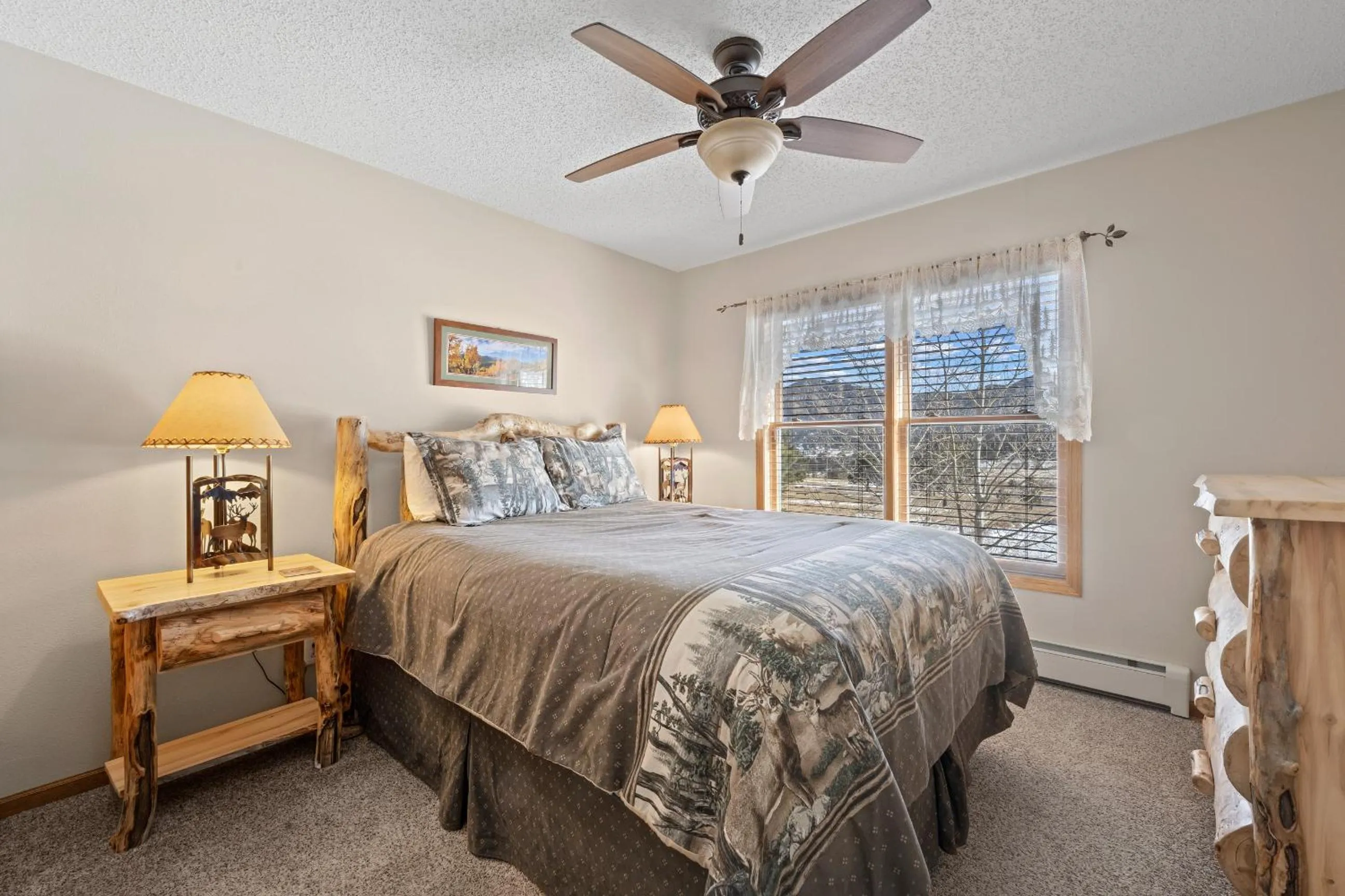 Bed in Lily Mountain Lodge - Amazing Mountains Views, Private Hot Tub, Great Location