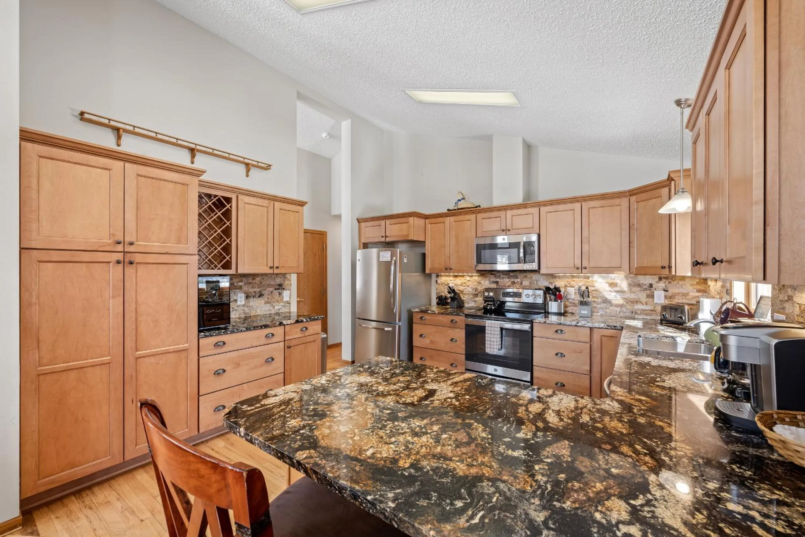 Lily Mountain Lodge - Amazing Mountains Views, Private Hot Tub, Great Location