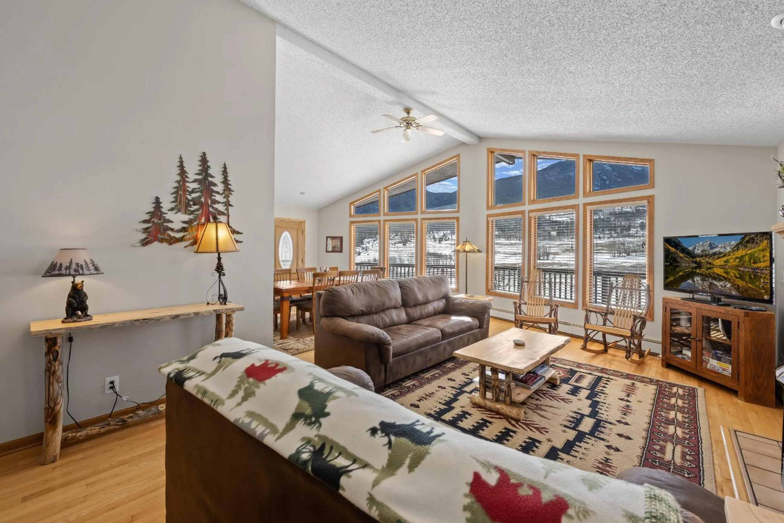 Lily Mountain Lodge - Amazing Mountains Views, Private Hot Tub, Great Location