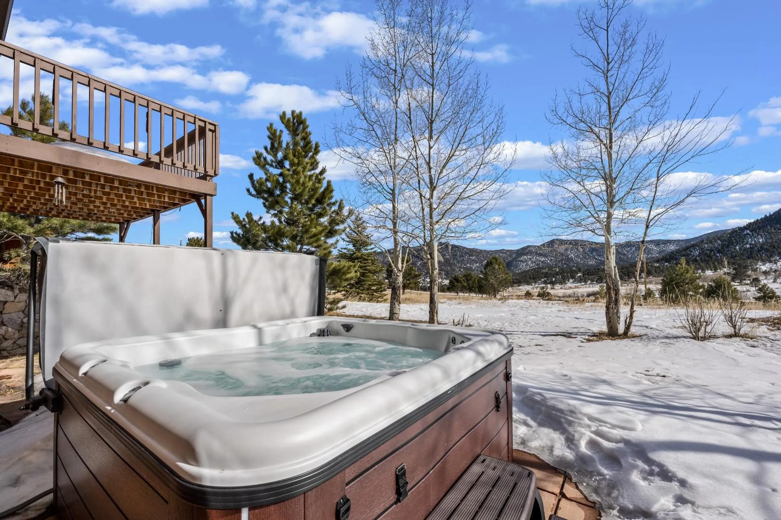 Lily Mountain Lodge - Amazing Mountains Views, Private Hot Tub, Great Location