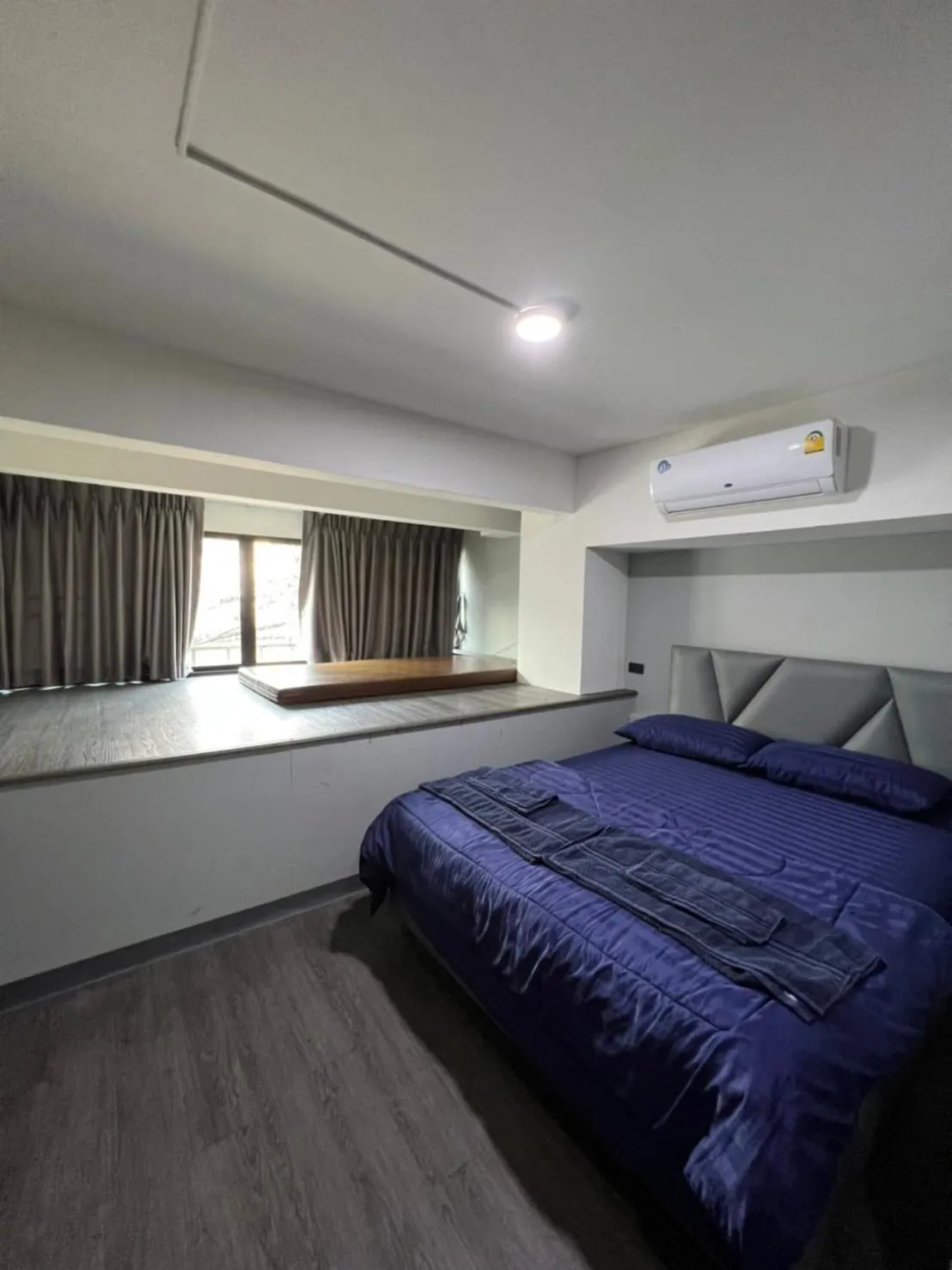 Photo of the whole room, Bed in W71