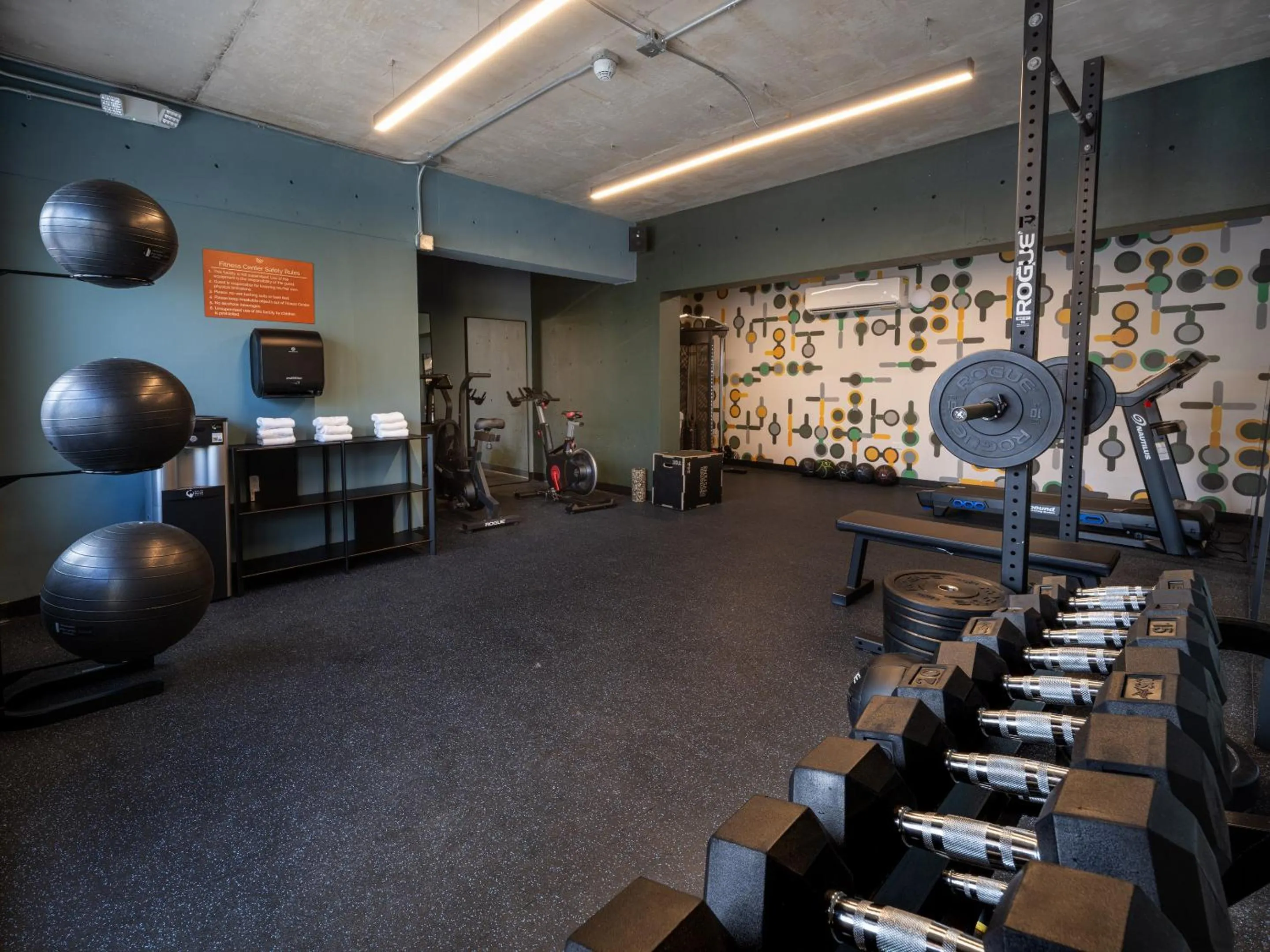 Fitness centre/facilities in HiBird- Apartment and Suites Hotel