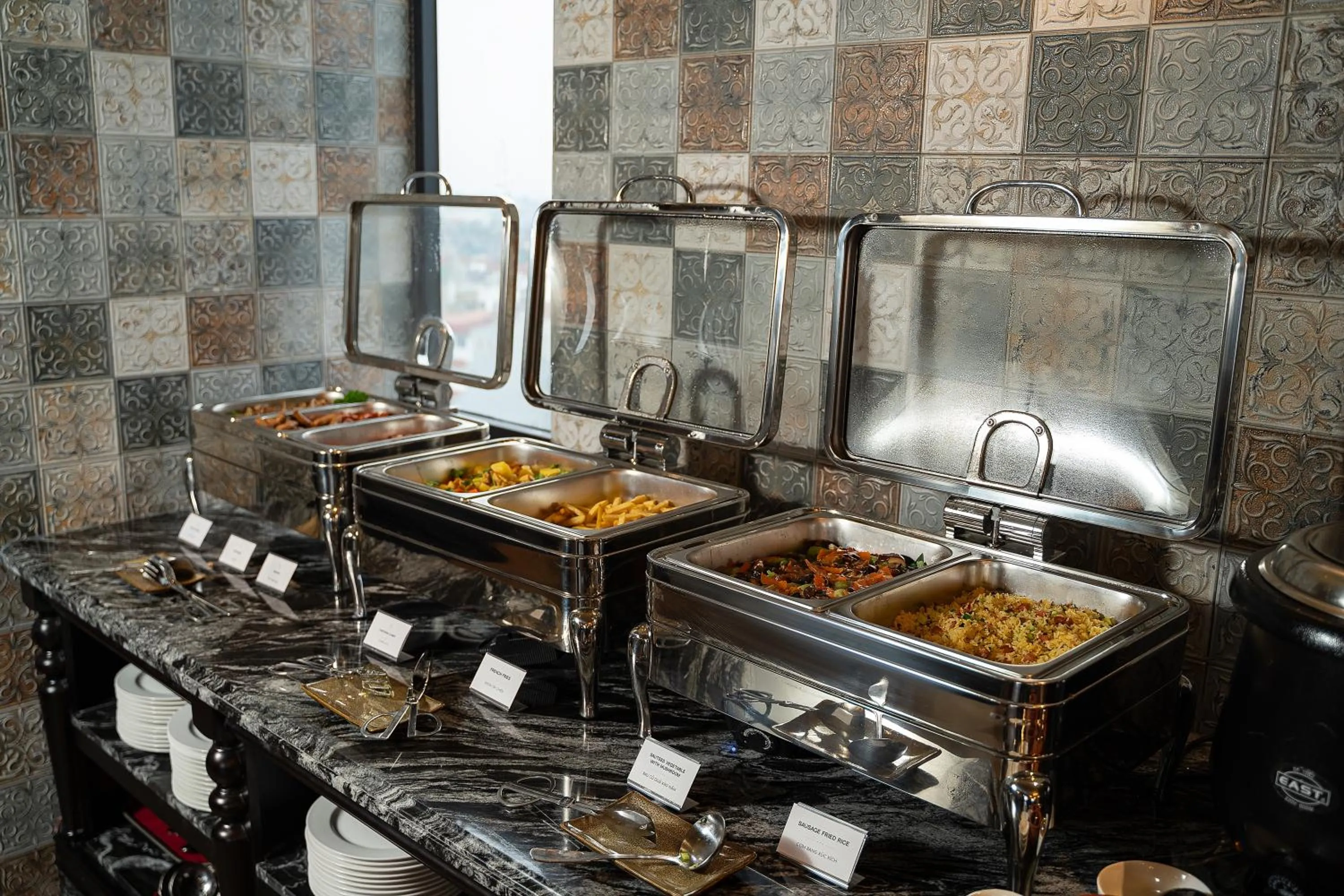 Restaurant/places to eat in LeaH Silk Hotel