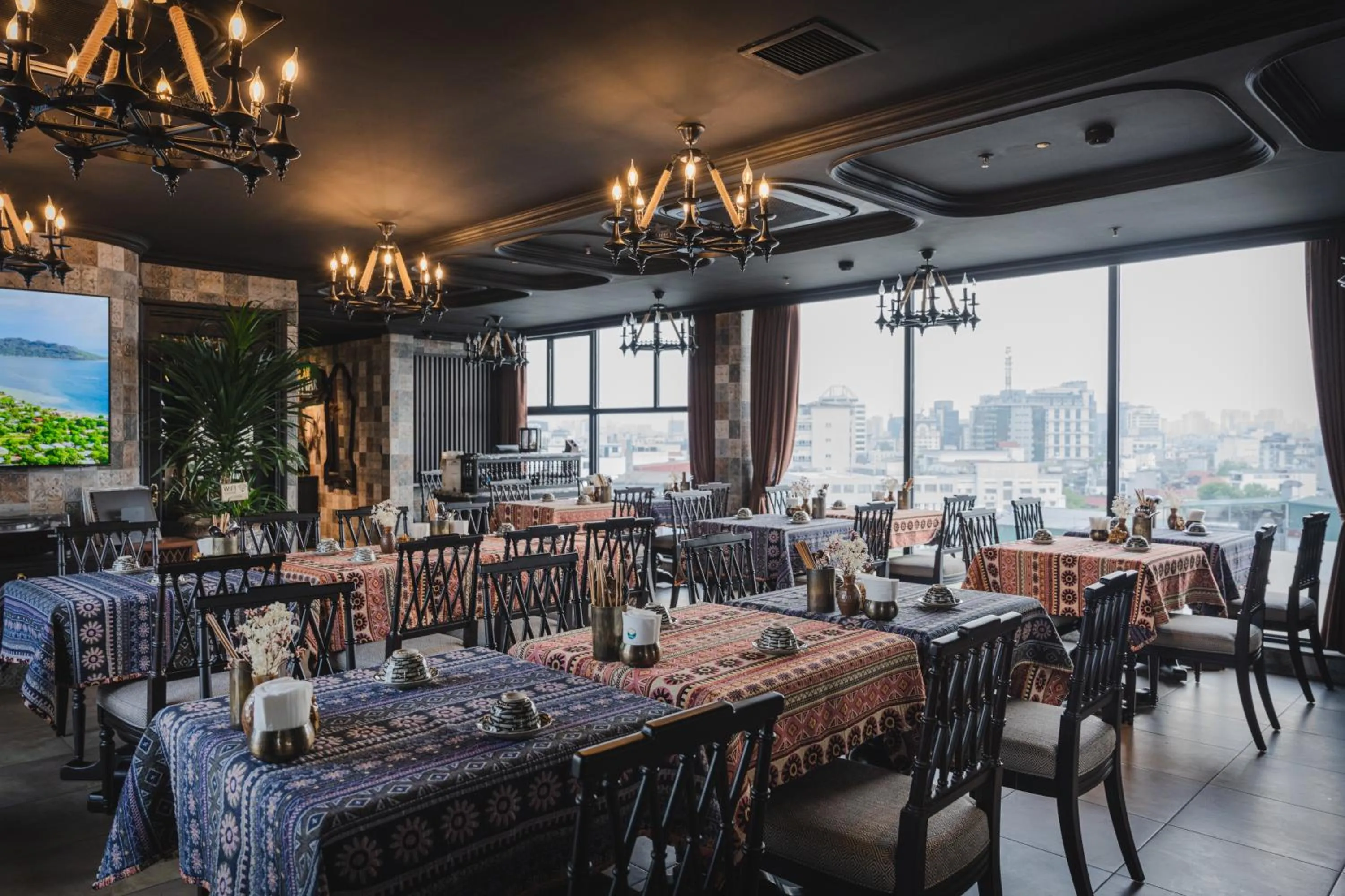 Restaurant/places to eat in LeaH Silk Hotel