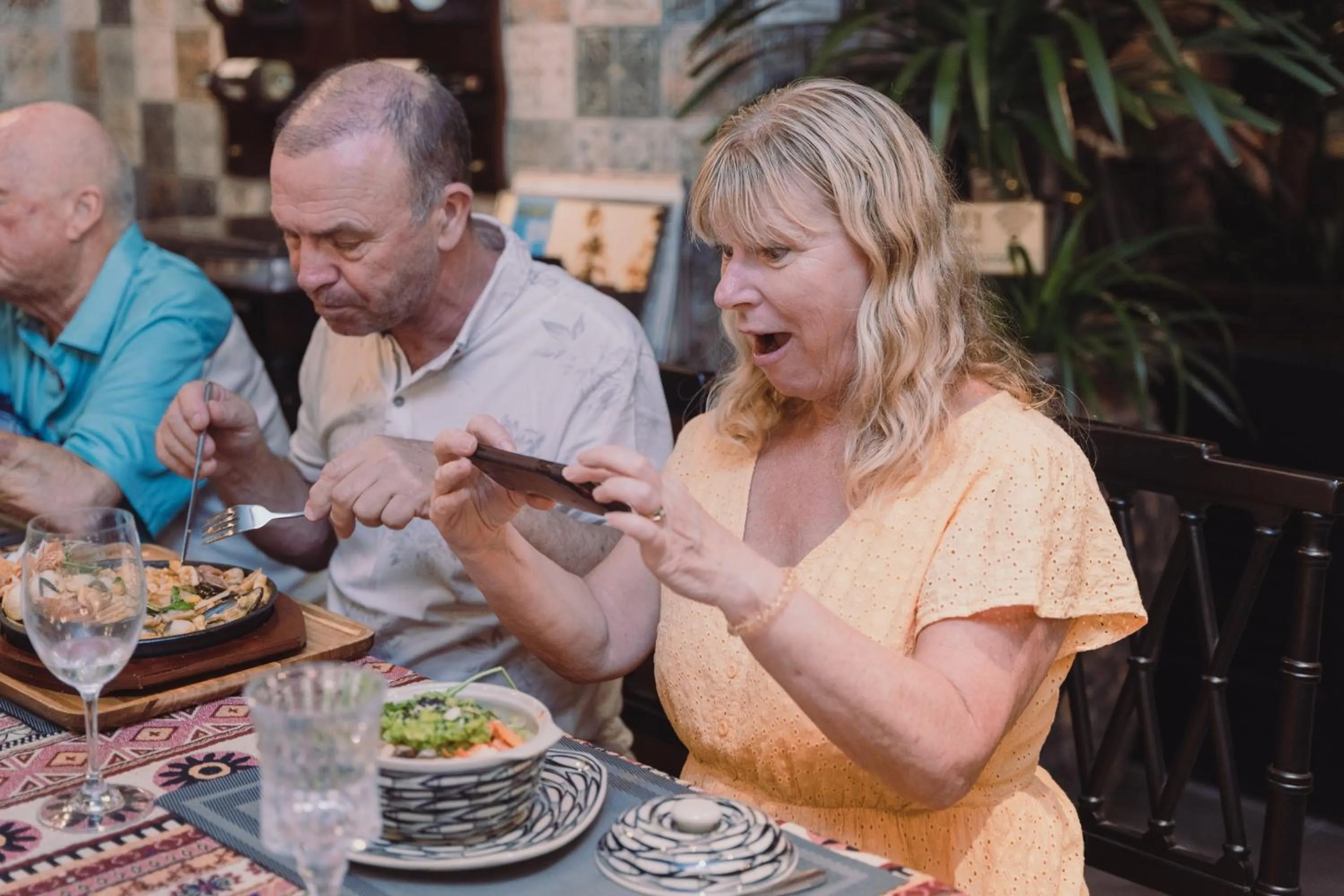 Restaurant/places to eat in LeaH Silk Hotel