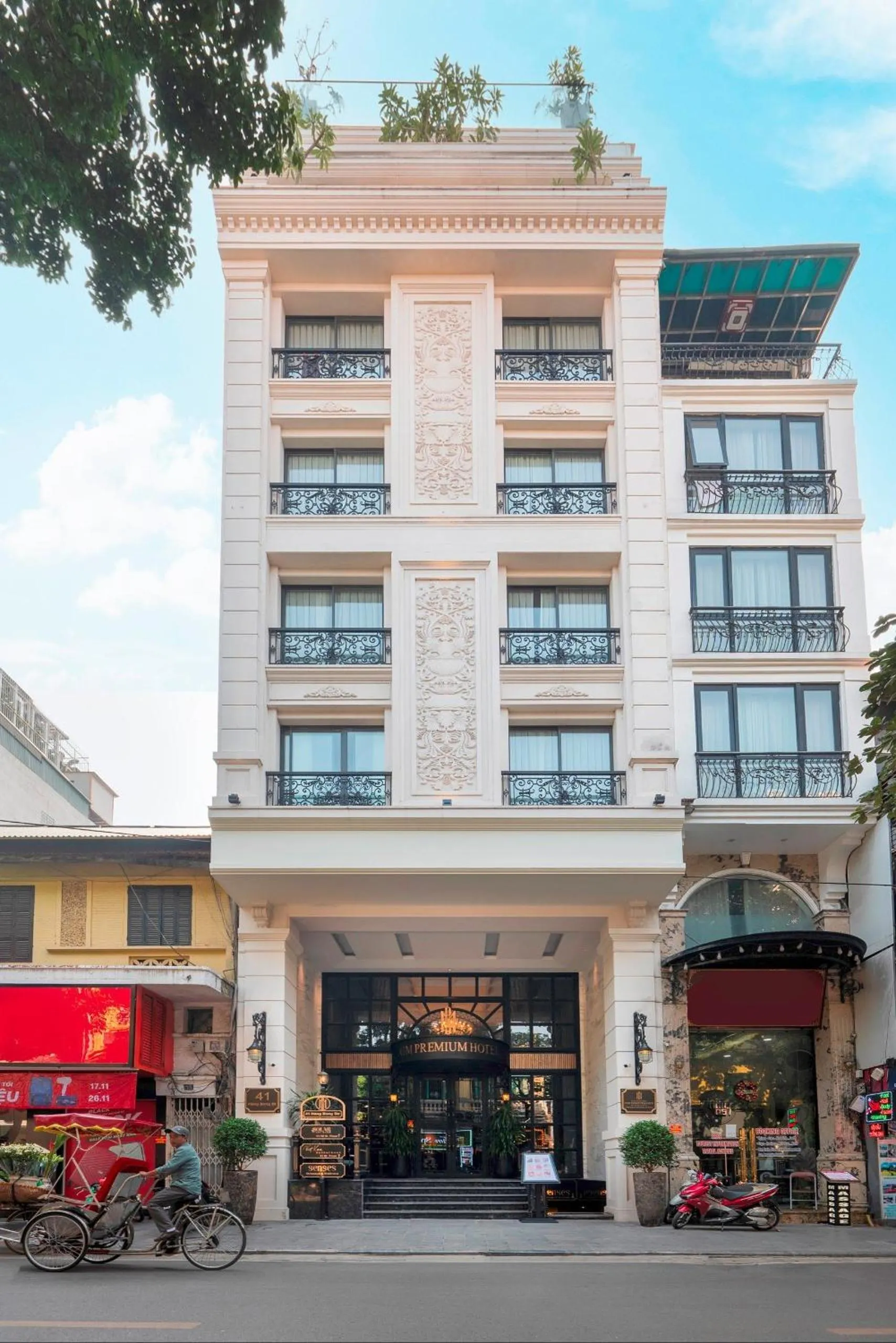 Facade/entrance in LeaH Silk Hotel