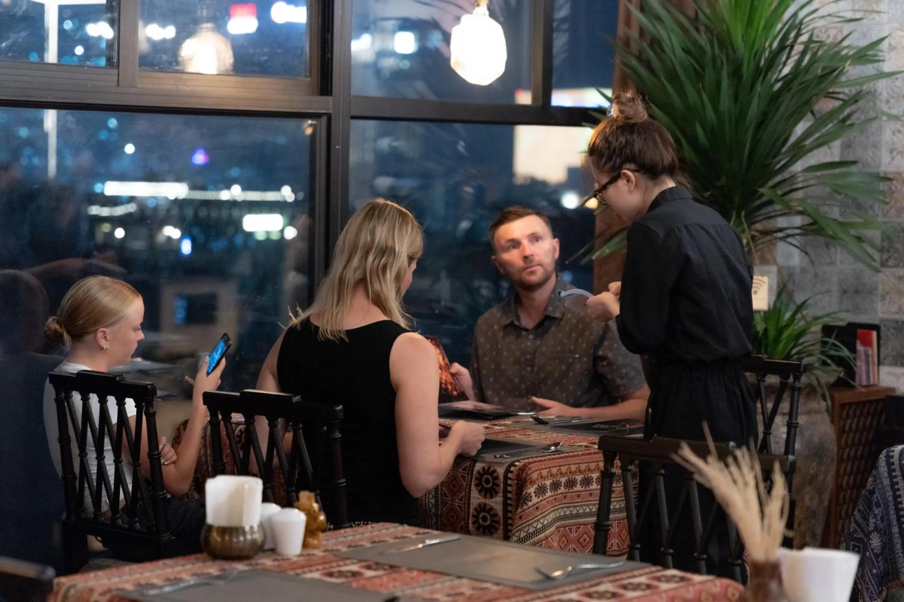 Restaurant/places to eat in LeaH Silk Hotel