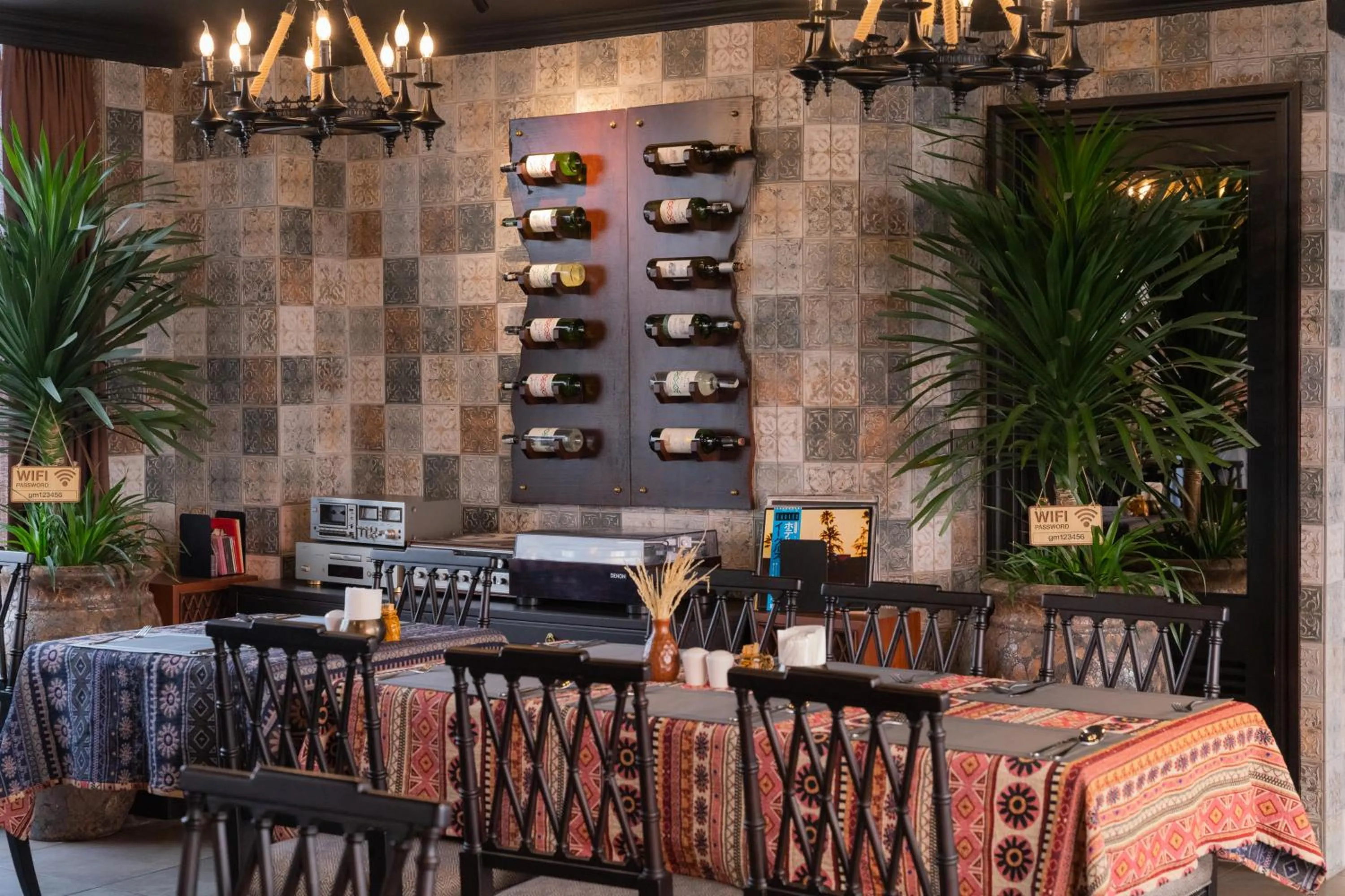 Restaurant/places to eat in LeaH Silk Hotel