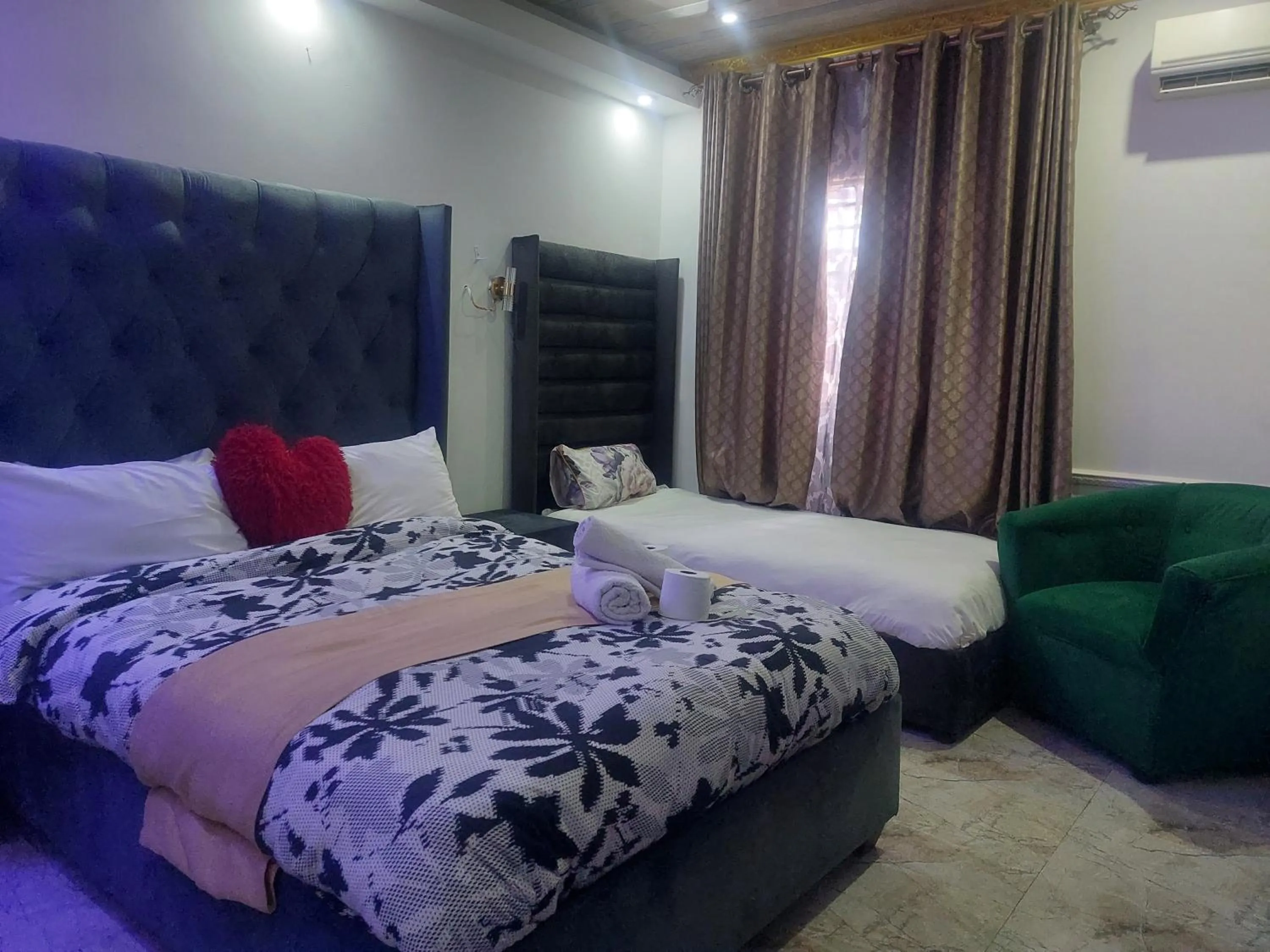 Bed in Gold Crown International Hotel Johannesburg