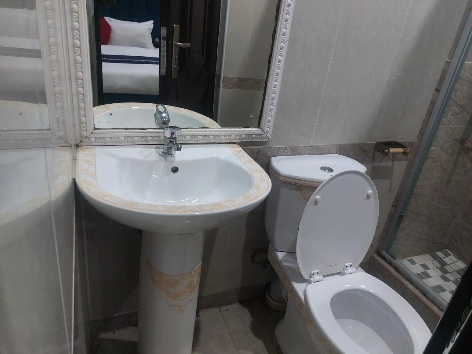 Shower in Gold Crown International Hotel Johannesburg