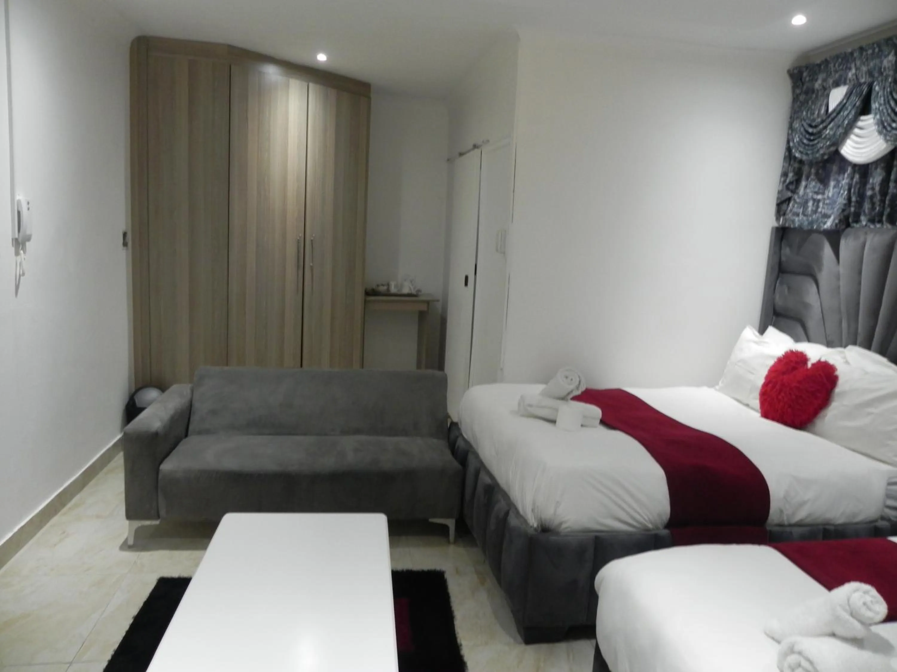 Bed in Gold Crown International Hotel Johannesburg