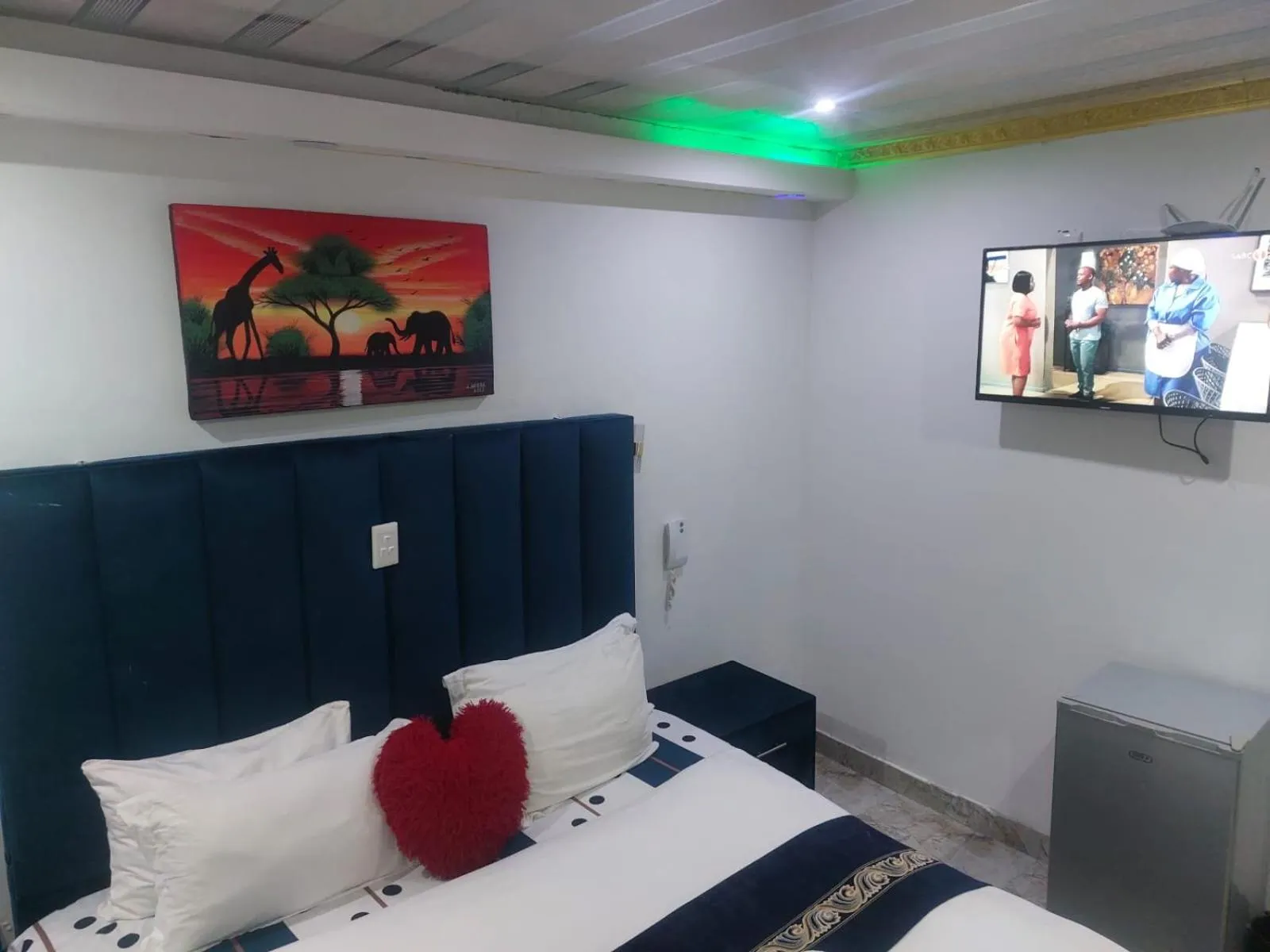 Communal lounge/ TV room, Bed in Gold Crown International Hotel Johannesburg