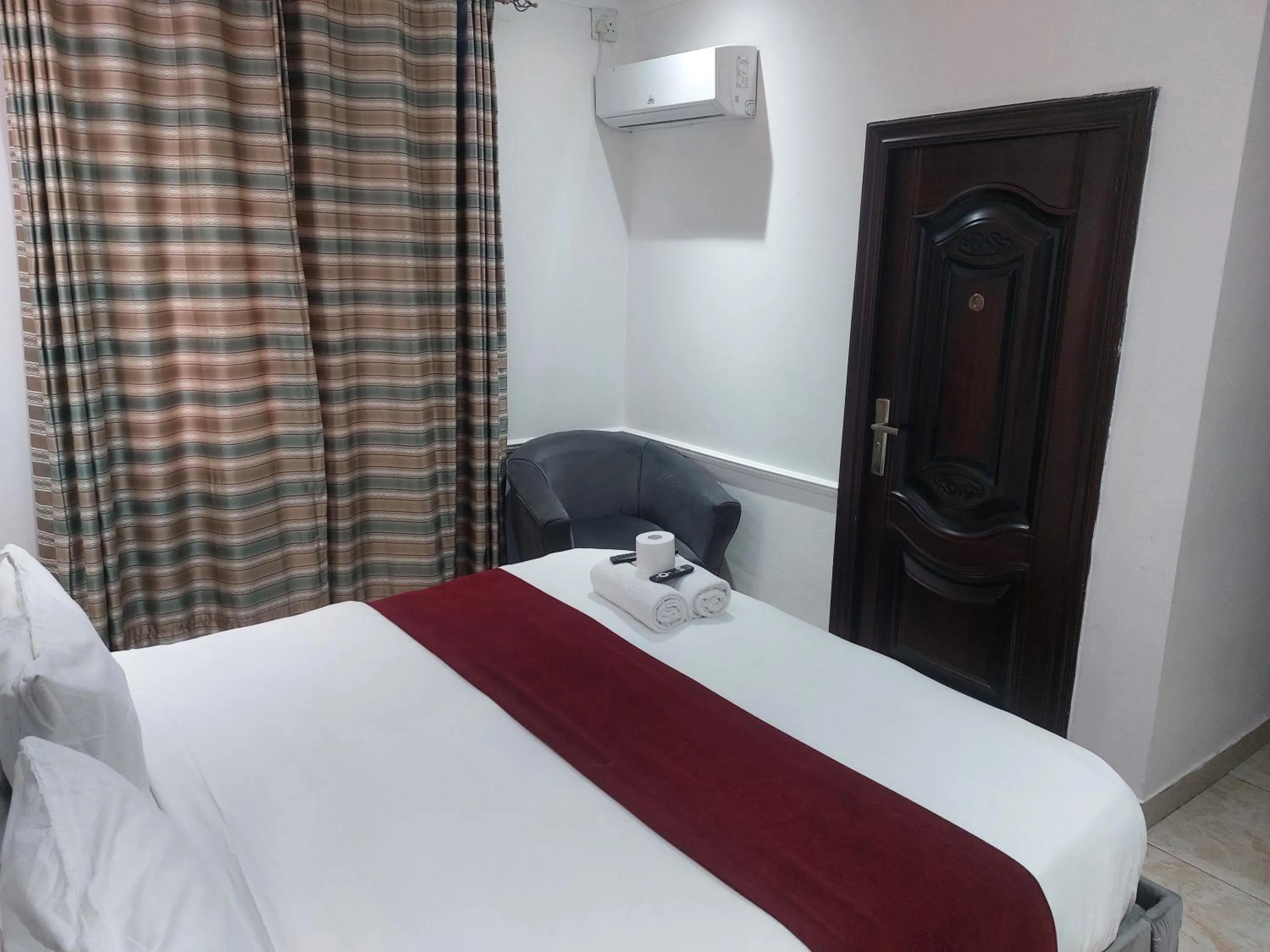 Bed in Gold Crown International Hotel Johannesburg