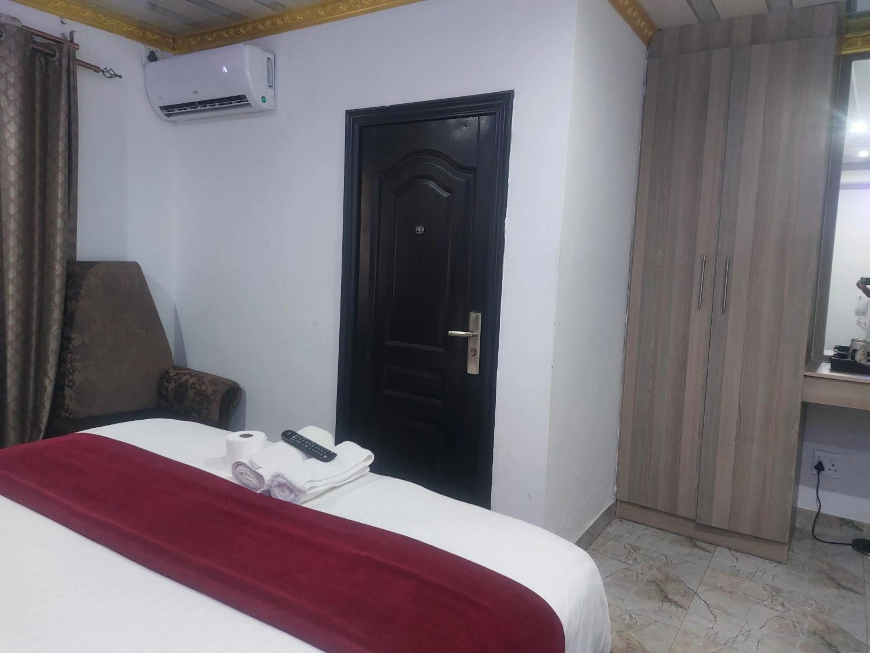 Bed in Gold Crown International Hotel Johannesburg