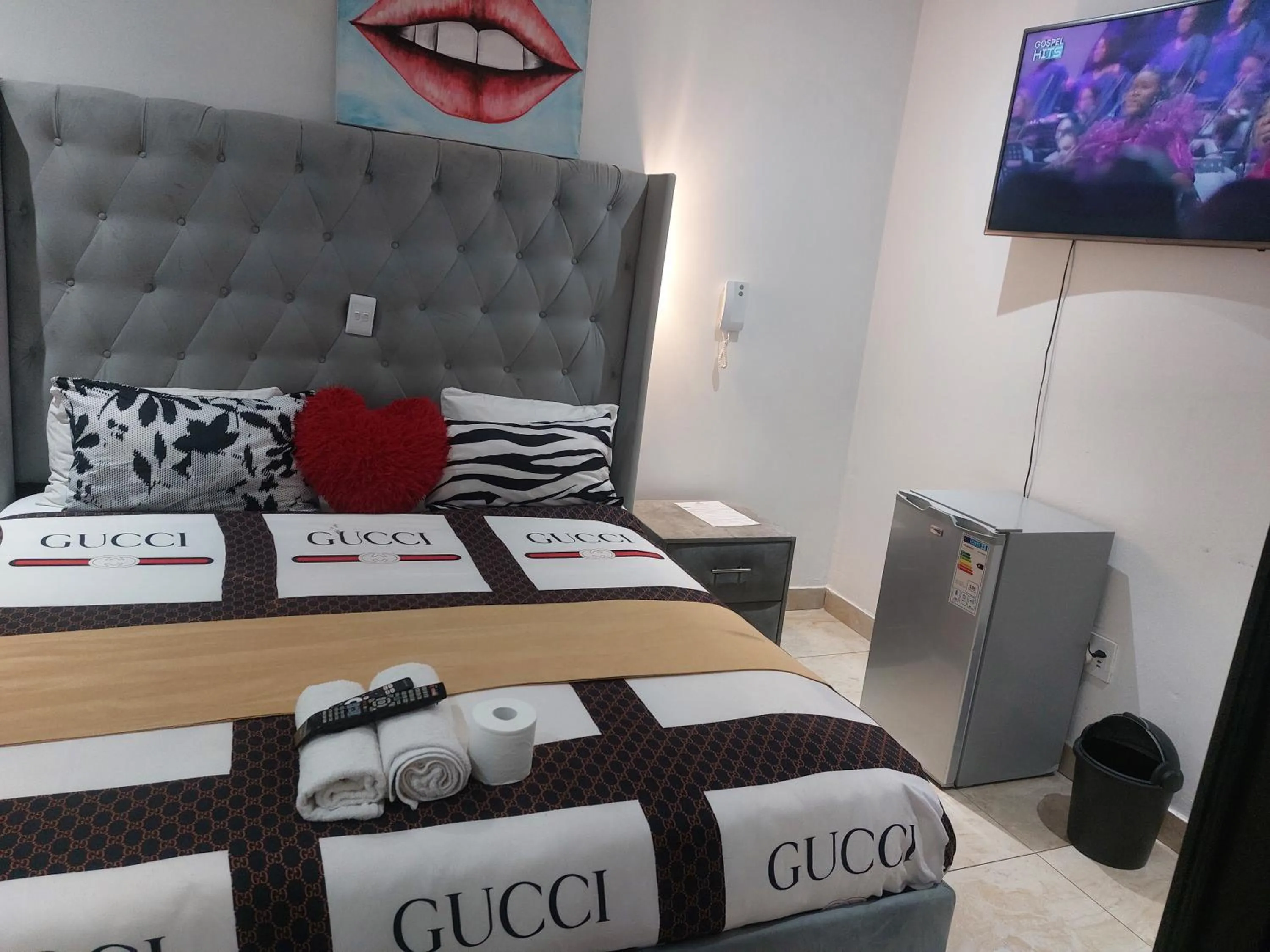 Bed in Gold Crown International Hotel Johannesburg