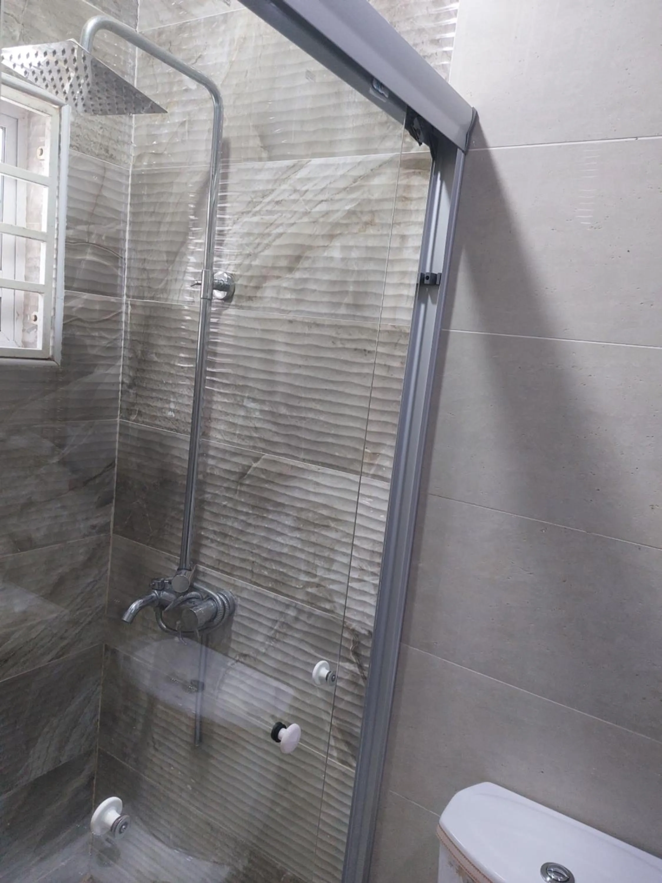 Shower in Gold Crown International Hotel Johannesburg