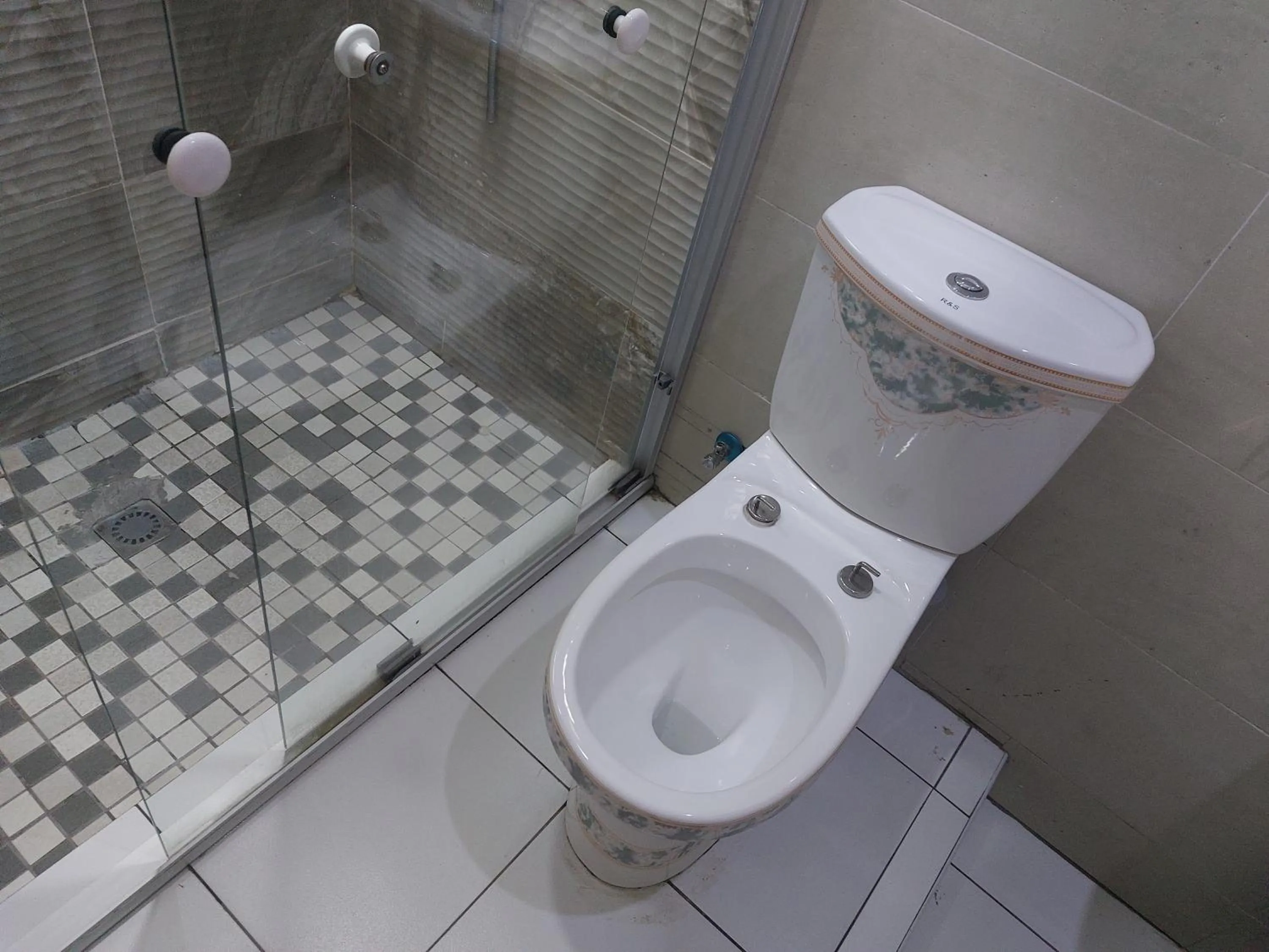 Toilet in Gold Crown International Hotel Johannesburg