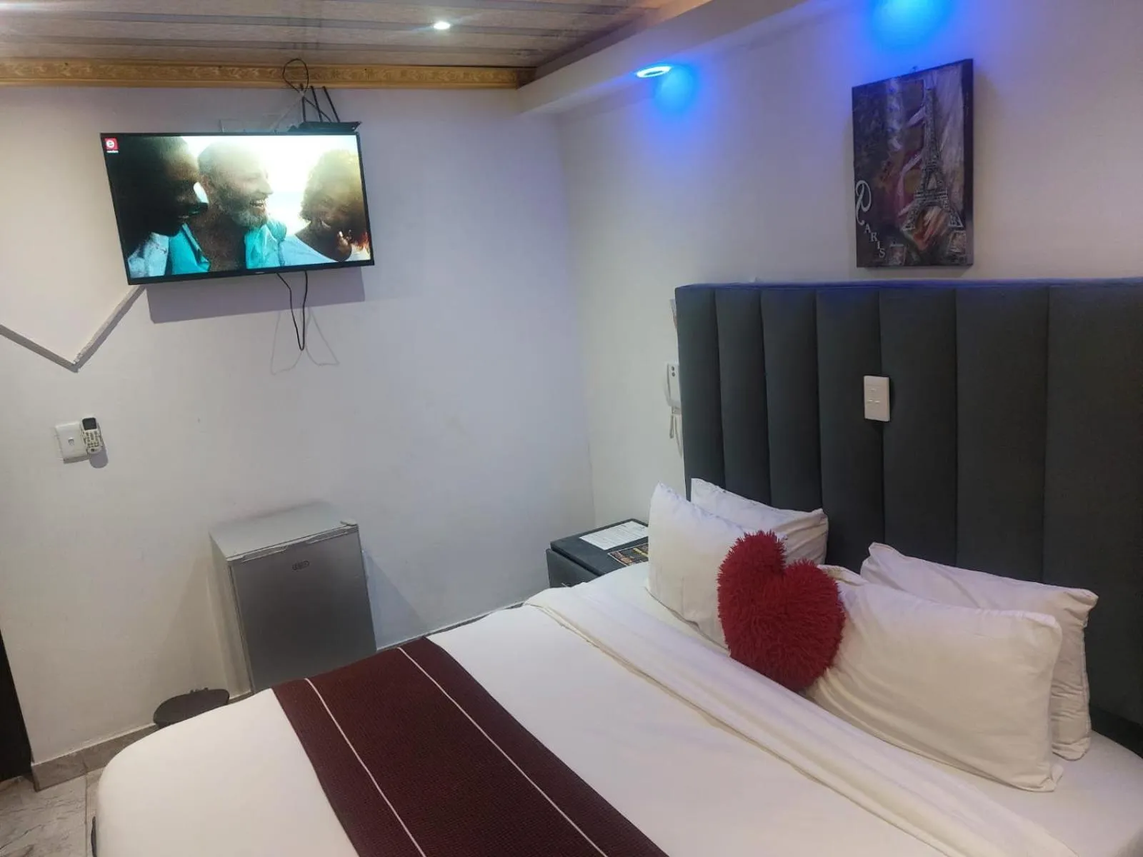 Communal lounge/ TV room, Bed in Gold Crown International Hotel Johannesburg