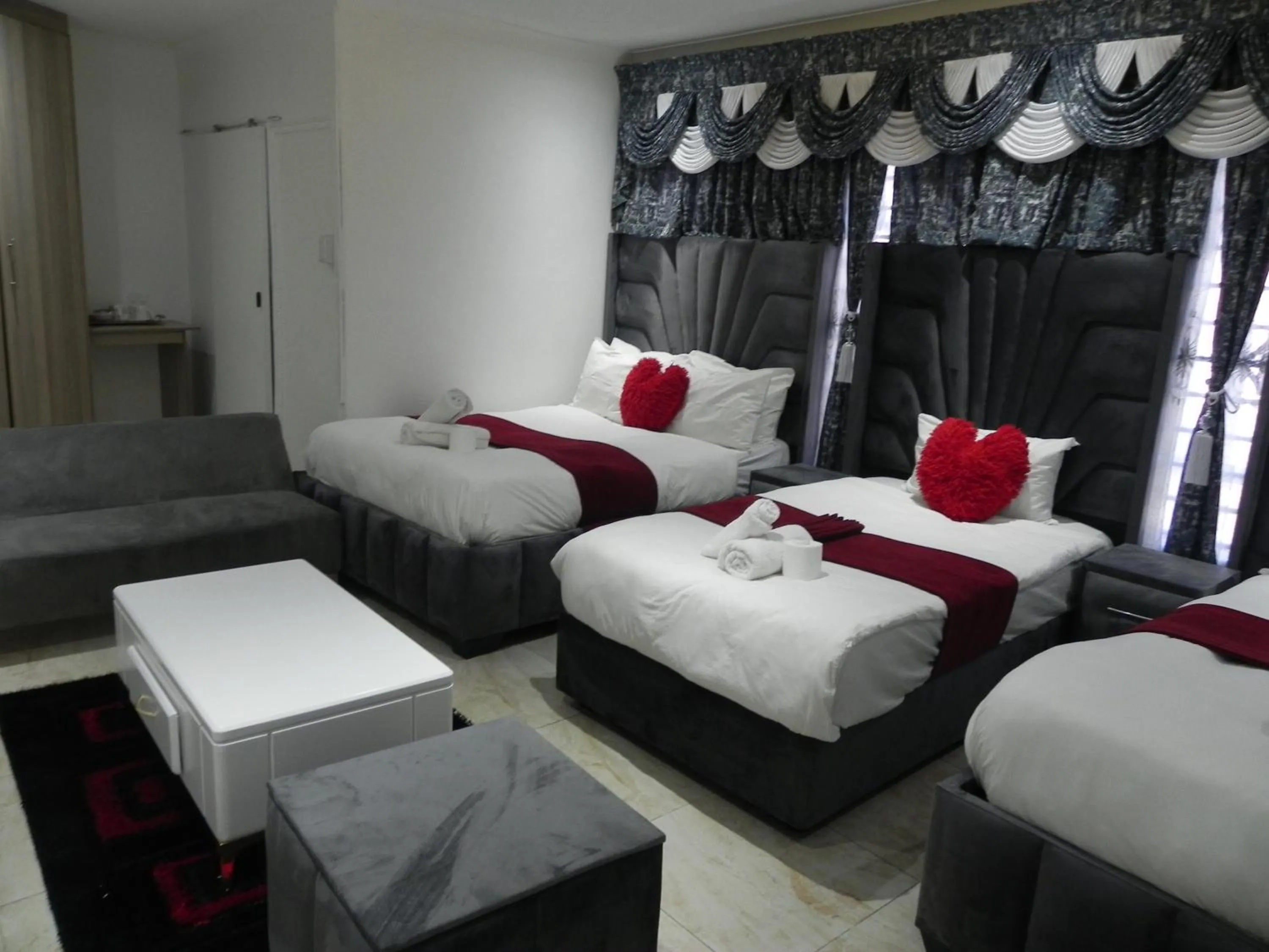 Bed in Gold Crown International Hotel Johannesburg