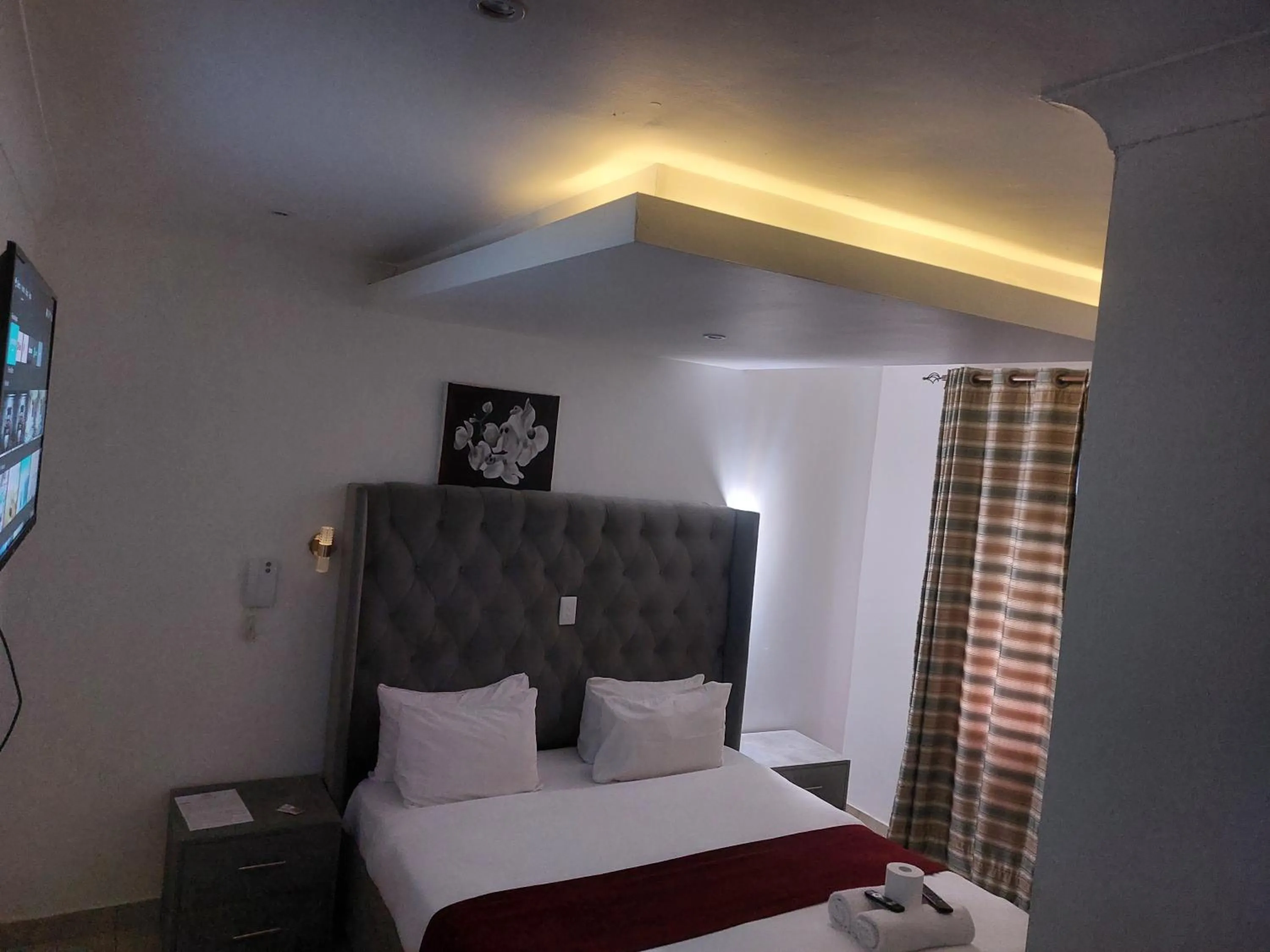 Communal lounge/ TV room, Bed in Gold Crown International Hotel Johannesburg