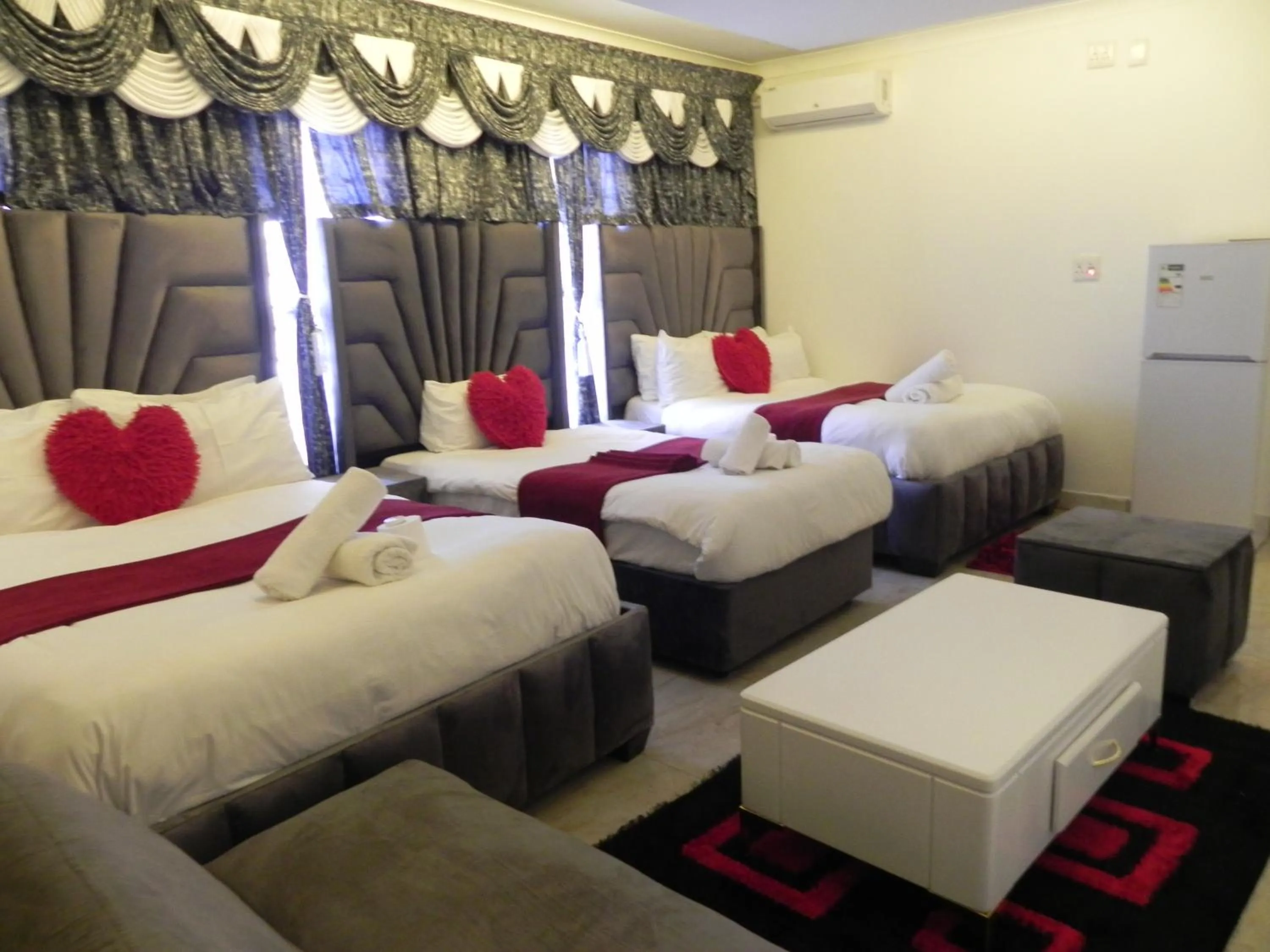 Bed in Gold Crown International Hotel Johannesburg