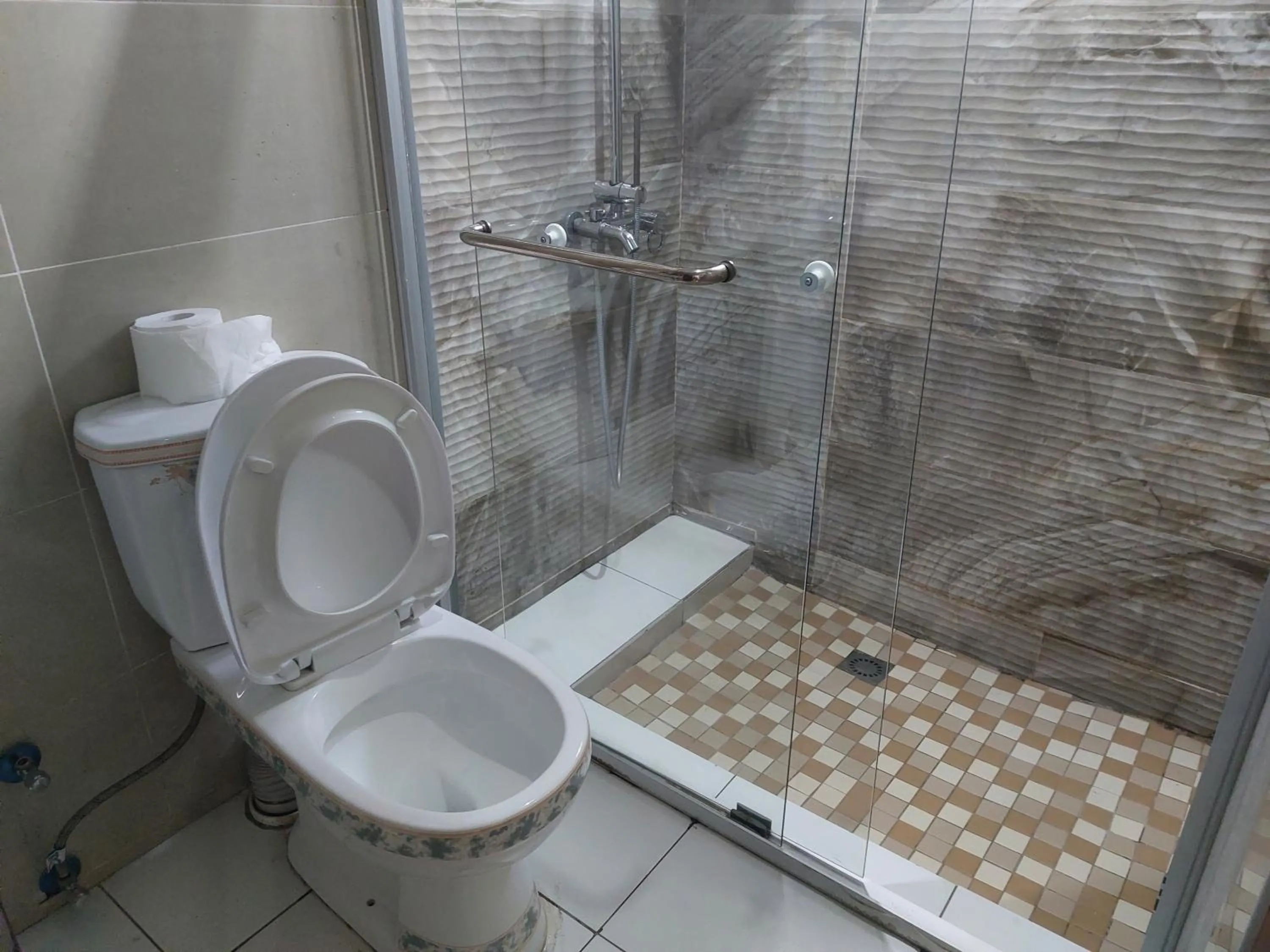 Shower in Gold Crown International Hotel Johannesburg