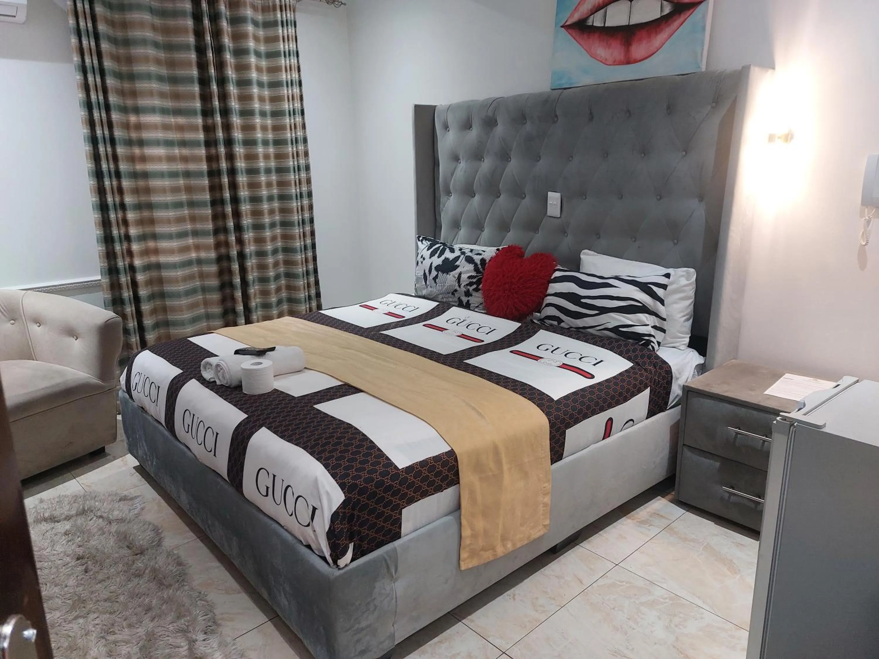 Bed in Gold Crown International Hotel Johannesburg