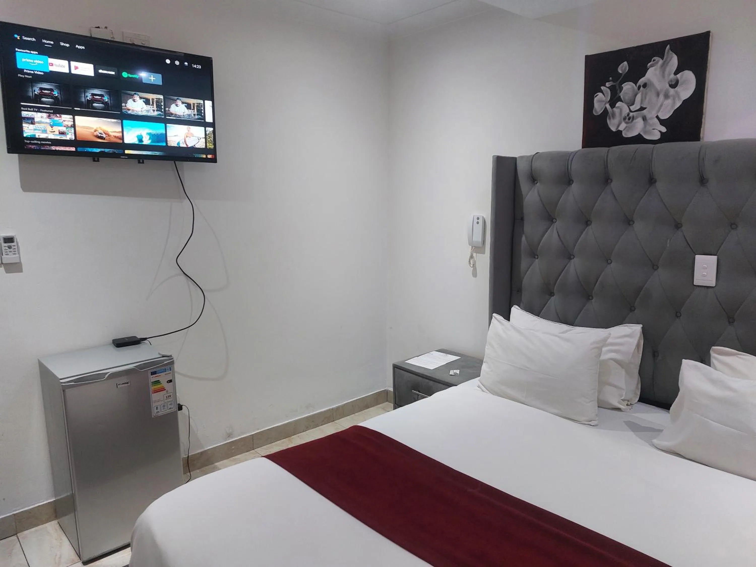 Bed in Gold Crown International Hotel Johannesburg