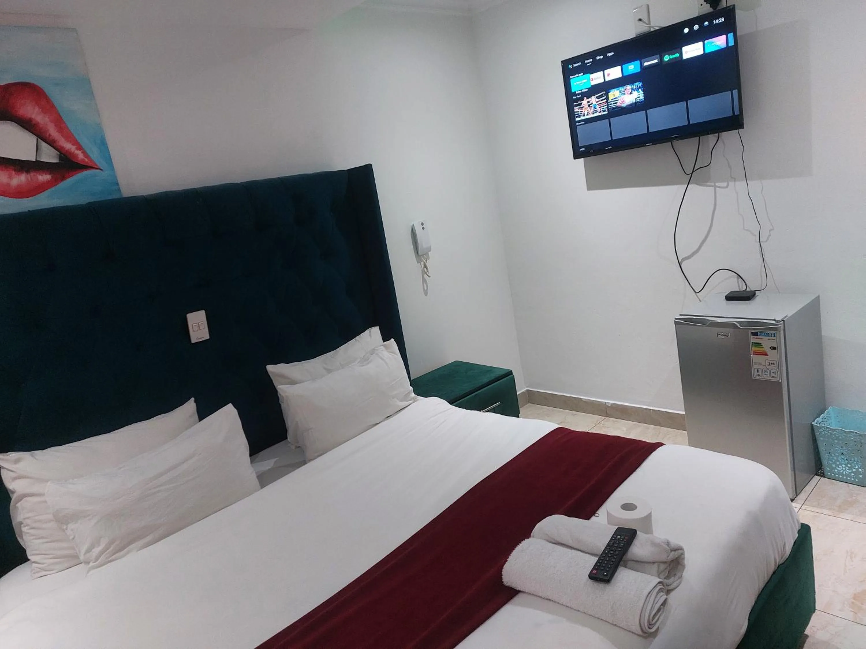 TV and multimedia, Bed in Gold Crown International Hotel Johannesburg